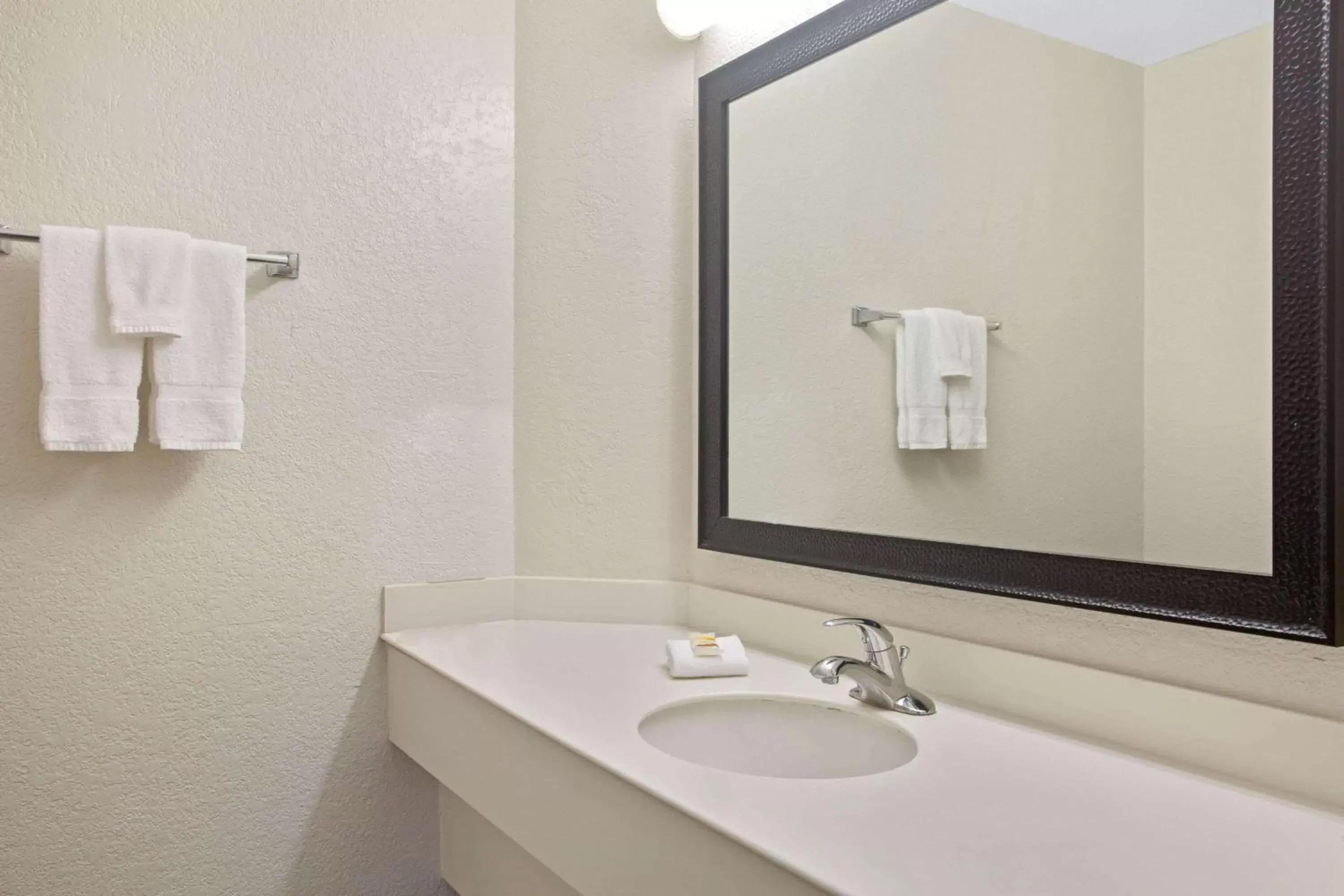 Bathroom in La Quinta Inn by Wyndham San Marcos