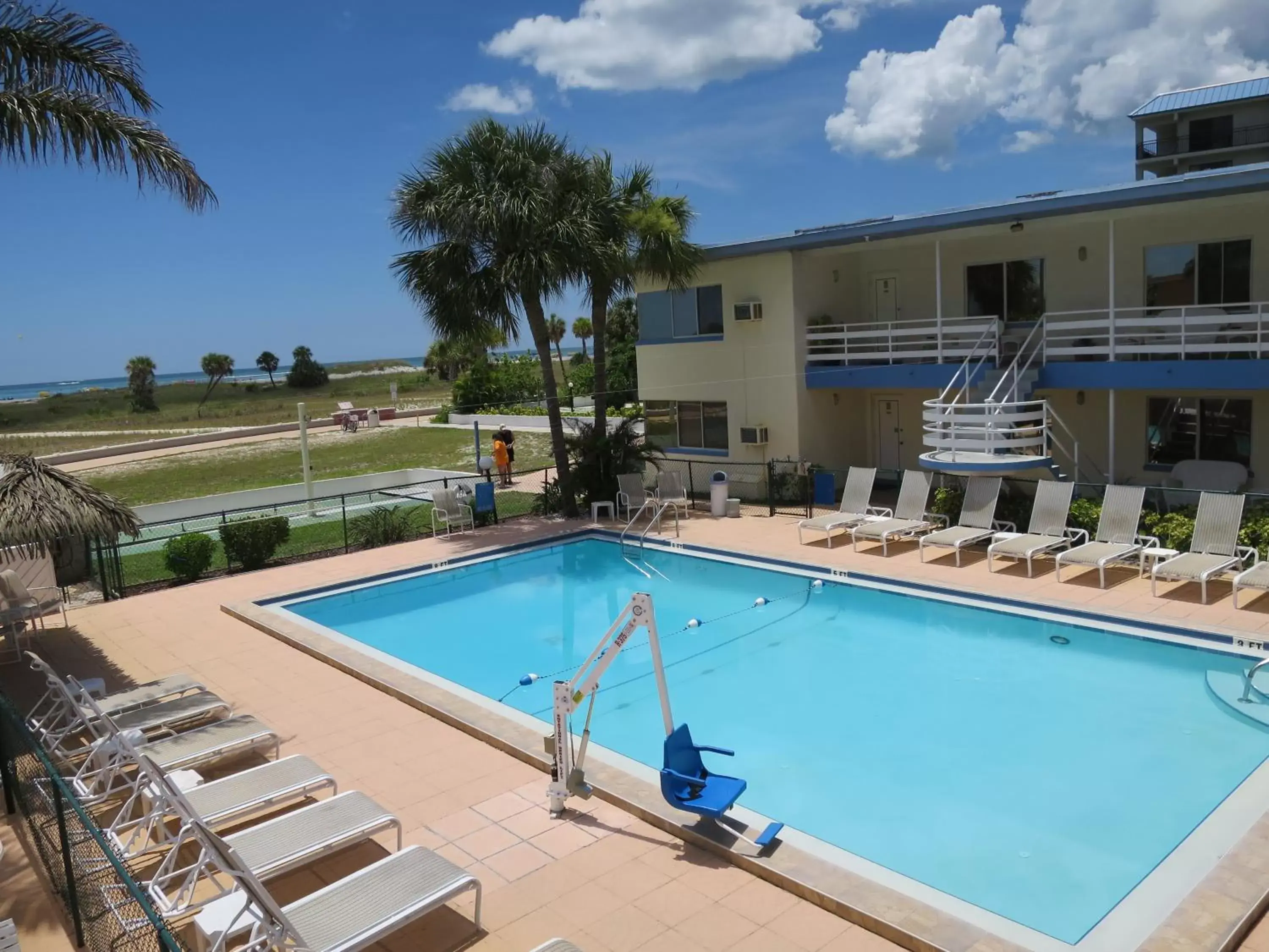 Property building, Swimming Pool in Arvilla Motel