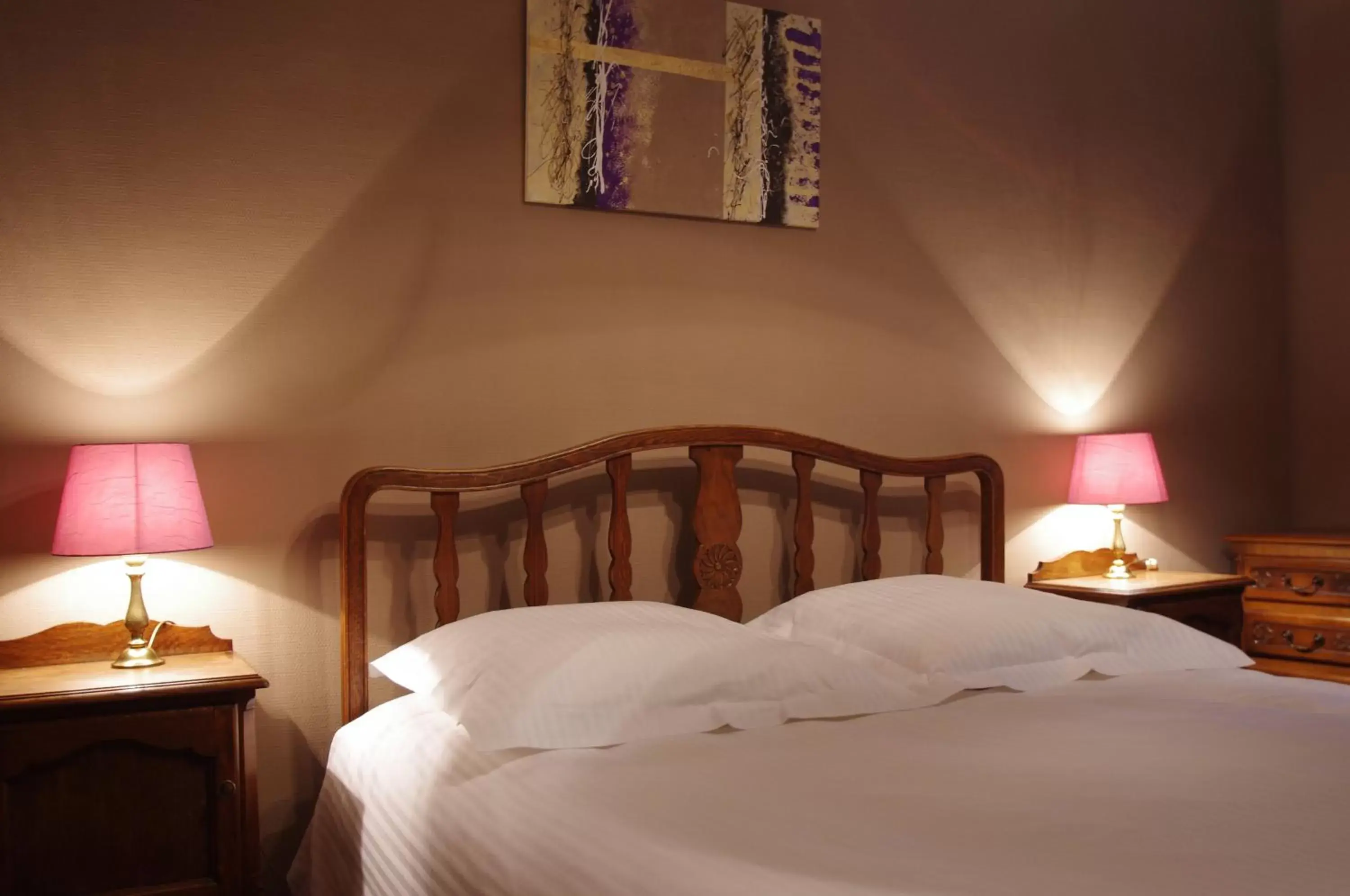 Bed in Logis Hostellerie De La Claire Fontaine