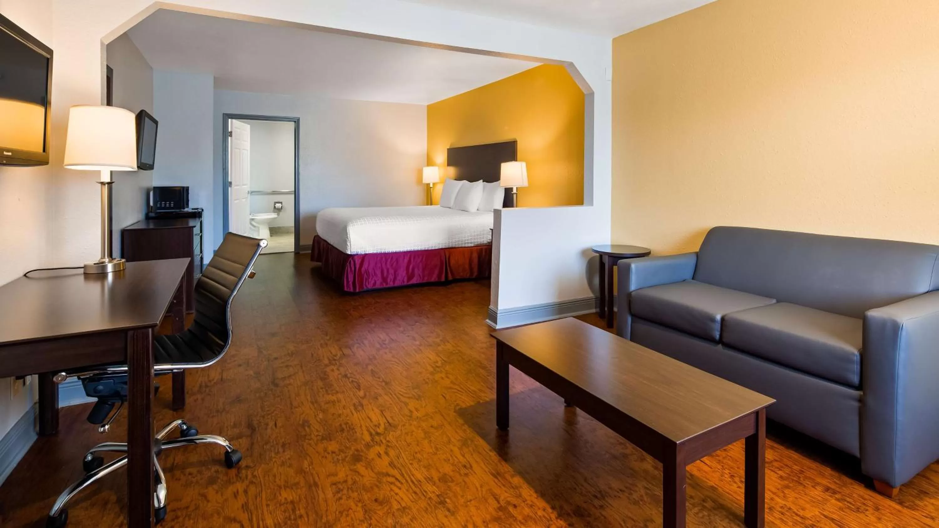 Photo of the whole room, Bed in SureStay Plus Hotel by Best Western Hammond