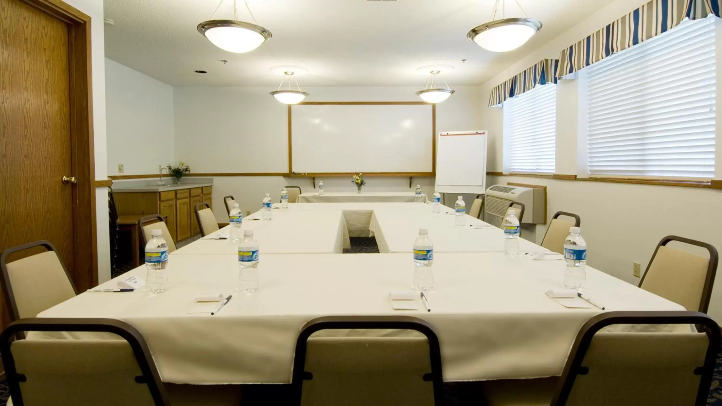 Meeting/conference room in SureStay Plus by Best Western Fremont I-69