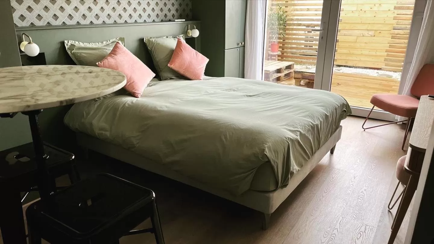 Bedroom, Bed in Chambres d'hôtes Le Studio Bordelais