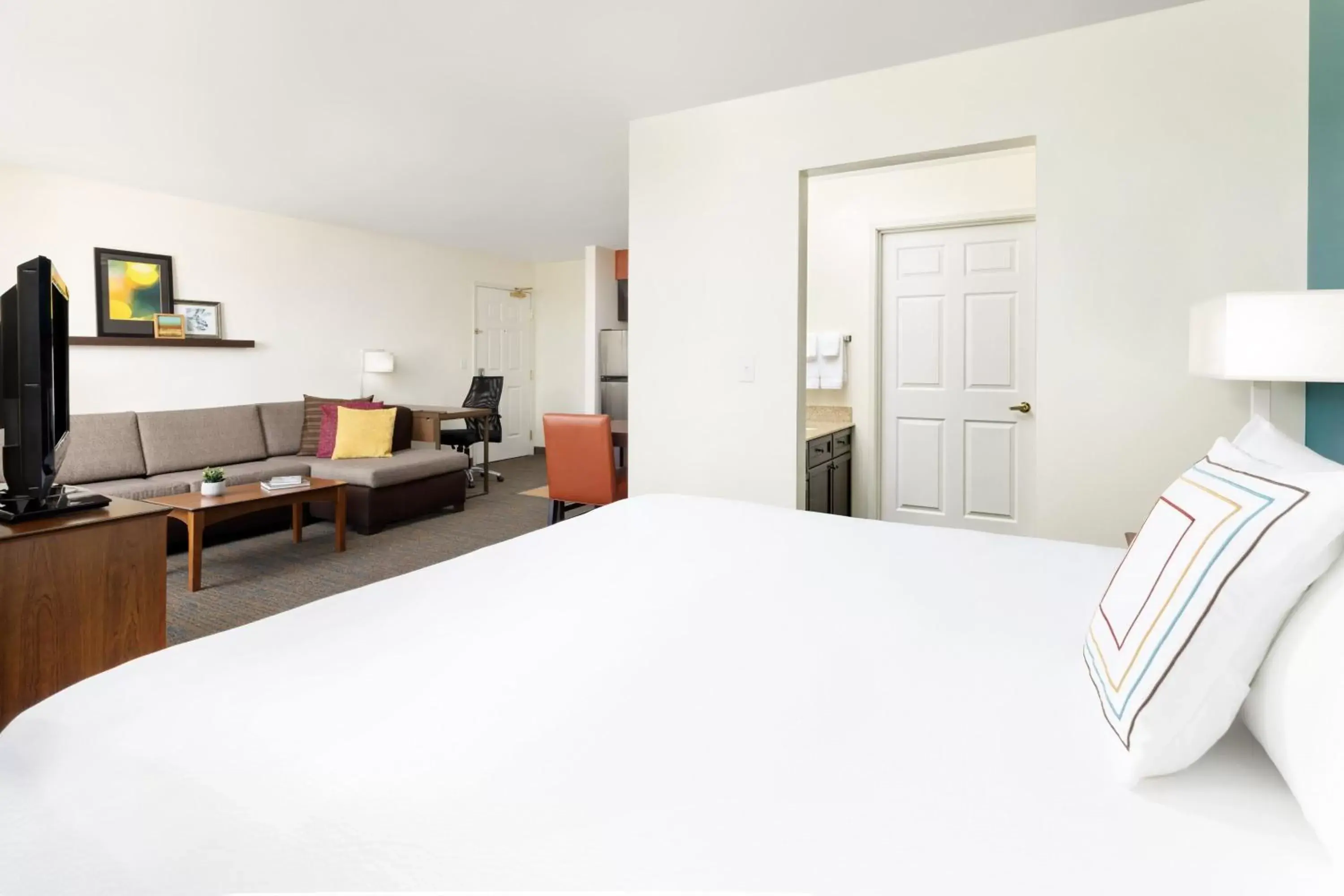 Photo of the whole room, Bed in Residence Inn Des Moines West at Jordan Creek Town Center