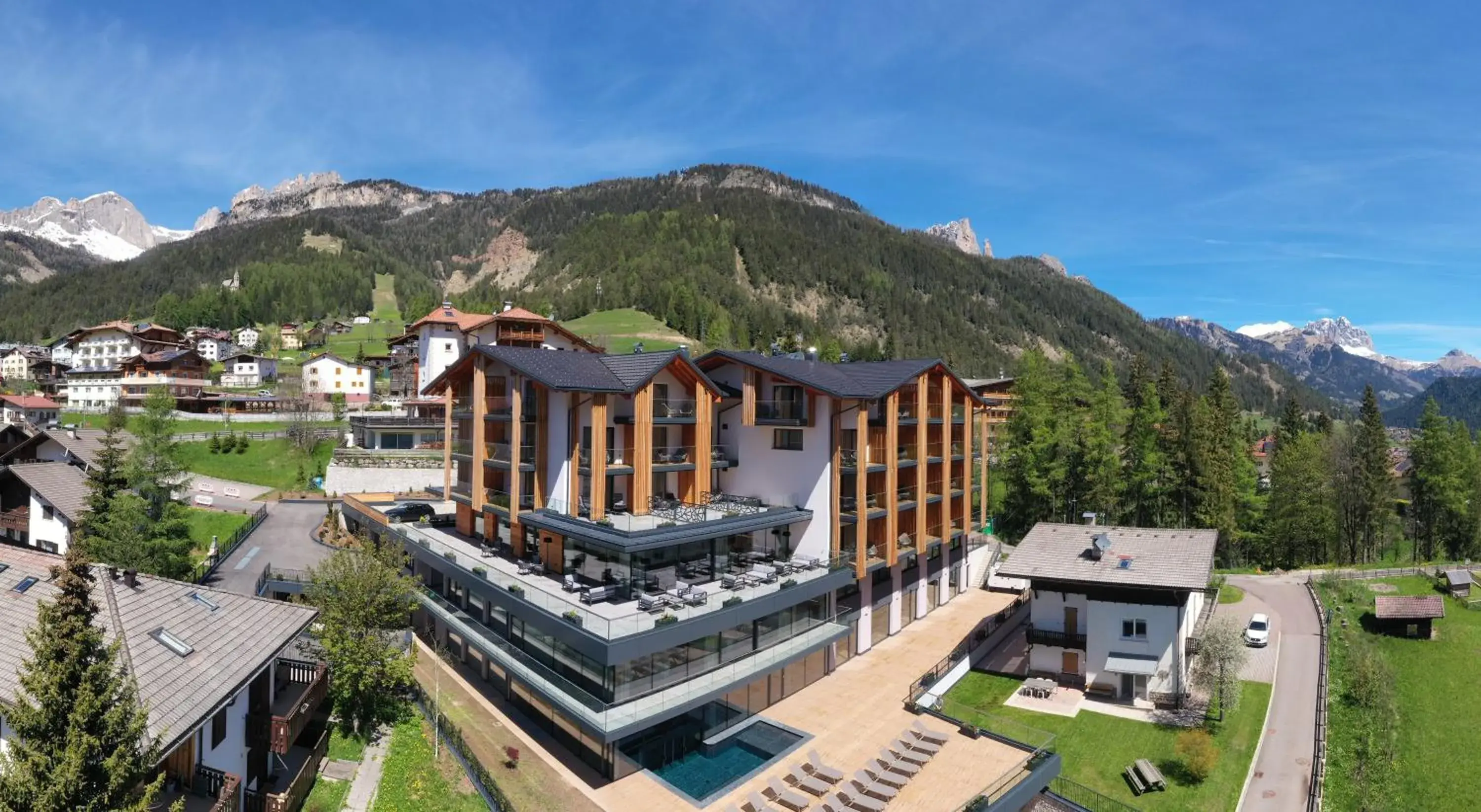 Property building, Bird's-eye View in Ciampedie Luxury Alpine Spa Hotel