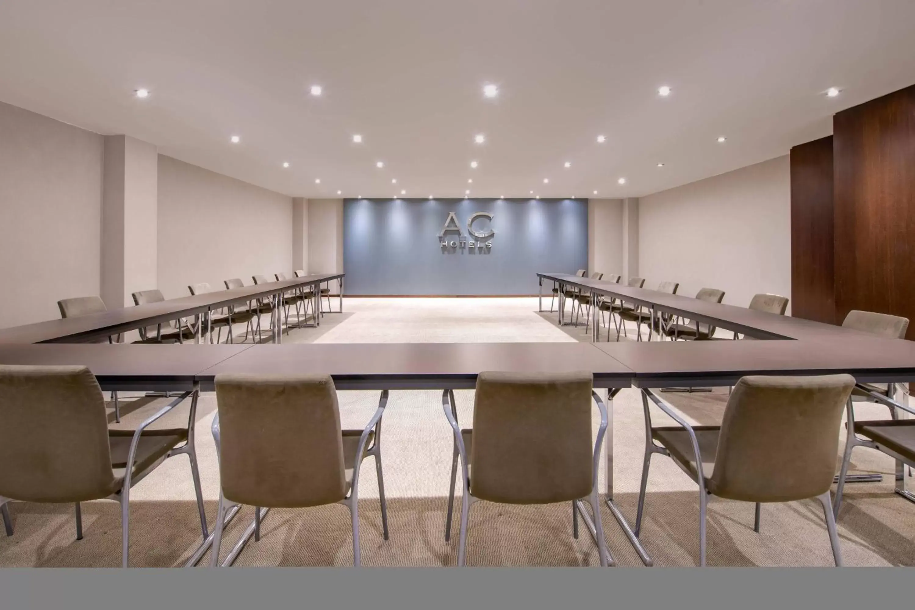 Meeting/conference room in AC Hotel Tarragona by Marriott