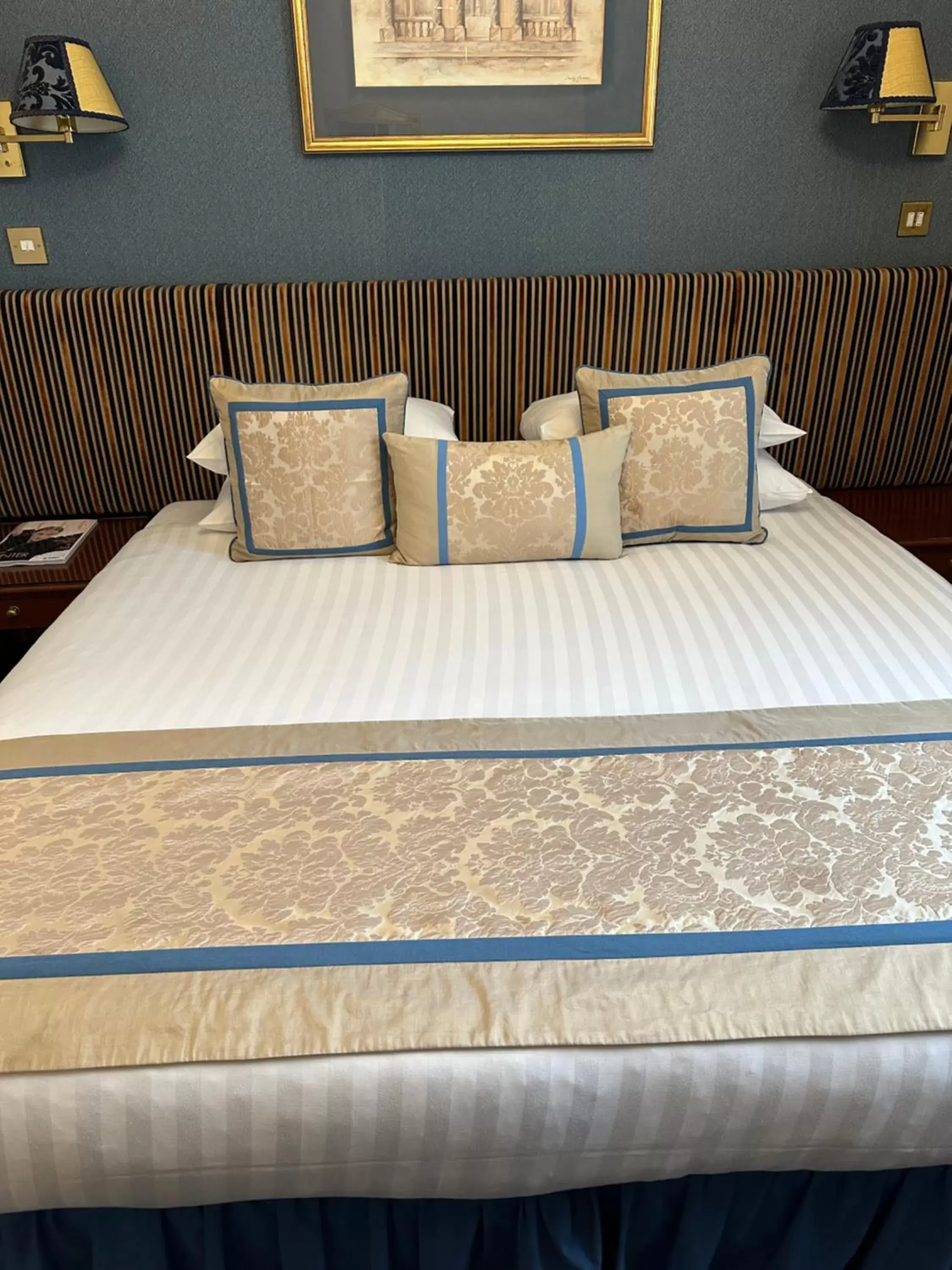 Bed in London Lodge Hotel