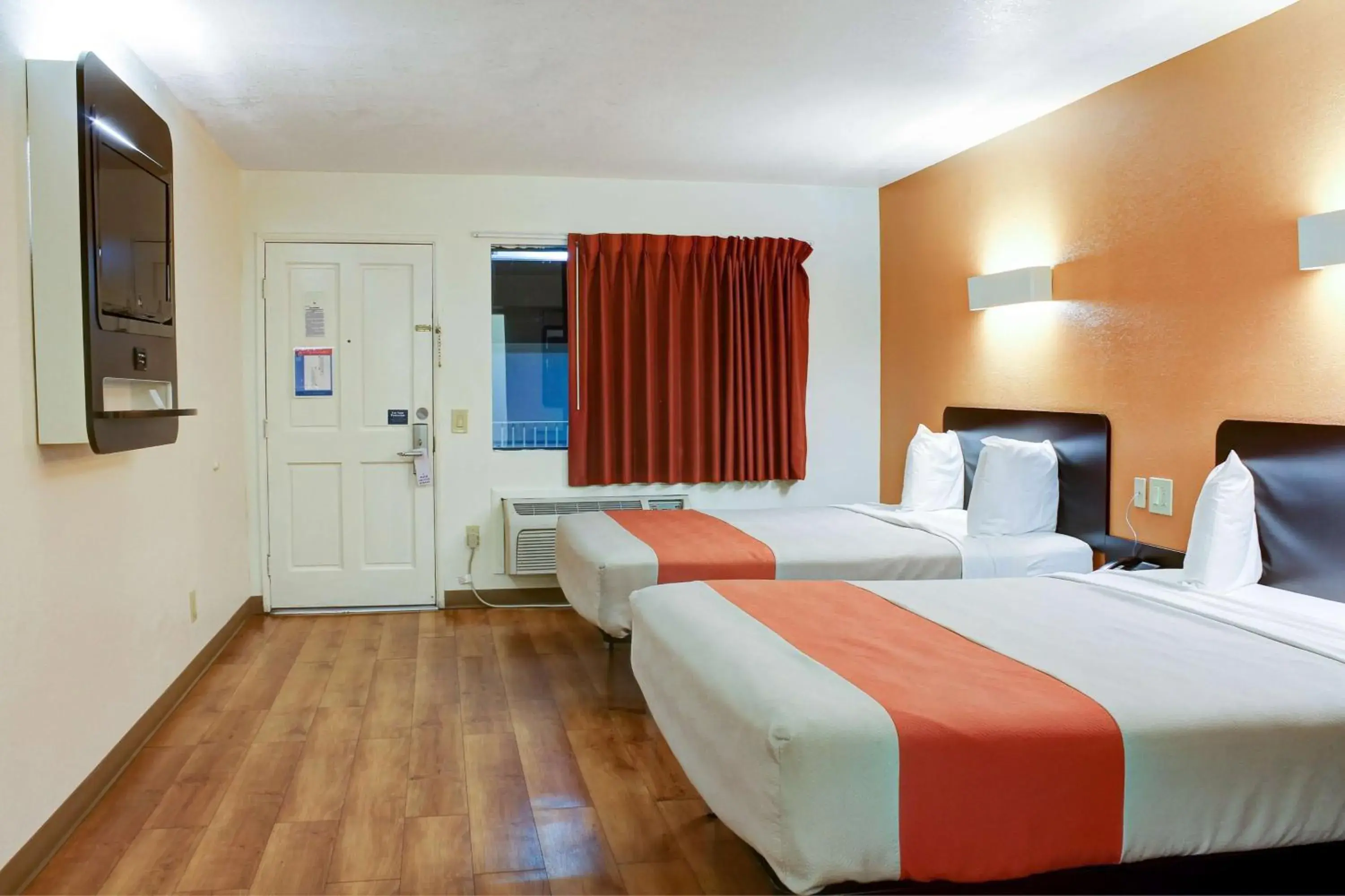 TV and multimedia, Bed in Motel 6-Bishop, CA TV and multimedia, Bed in Motel 6-Bishop, CA