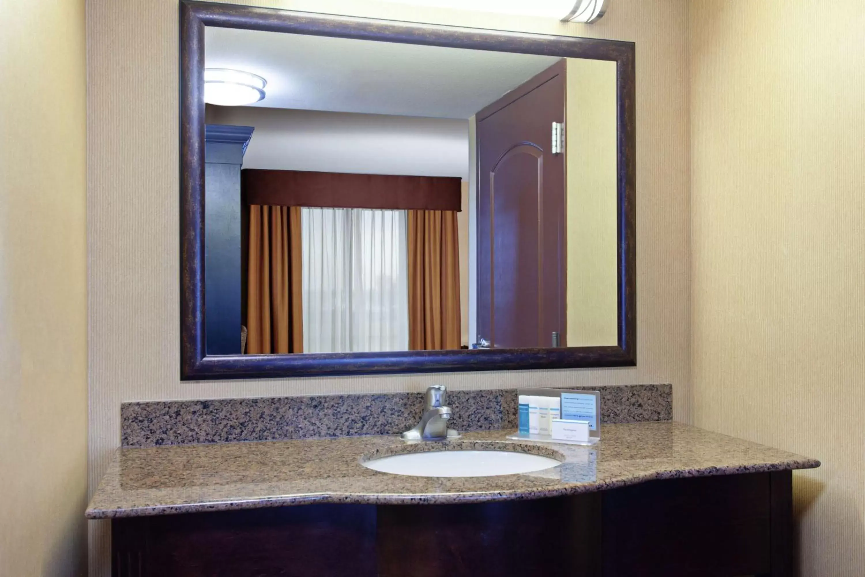 Bathroom in Hampton Inn & Suites Fresno - Northwest