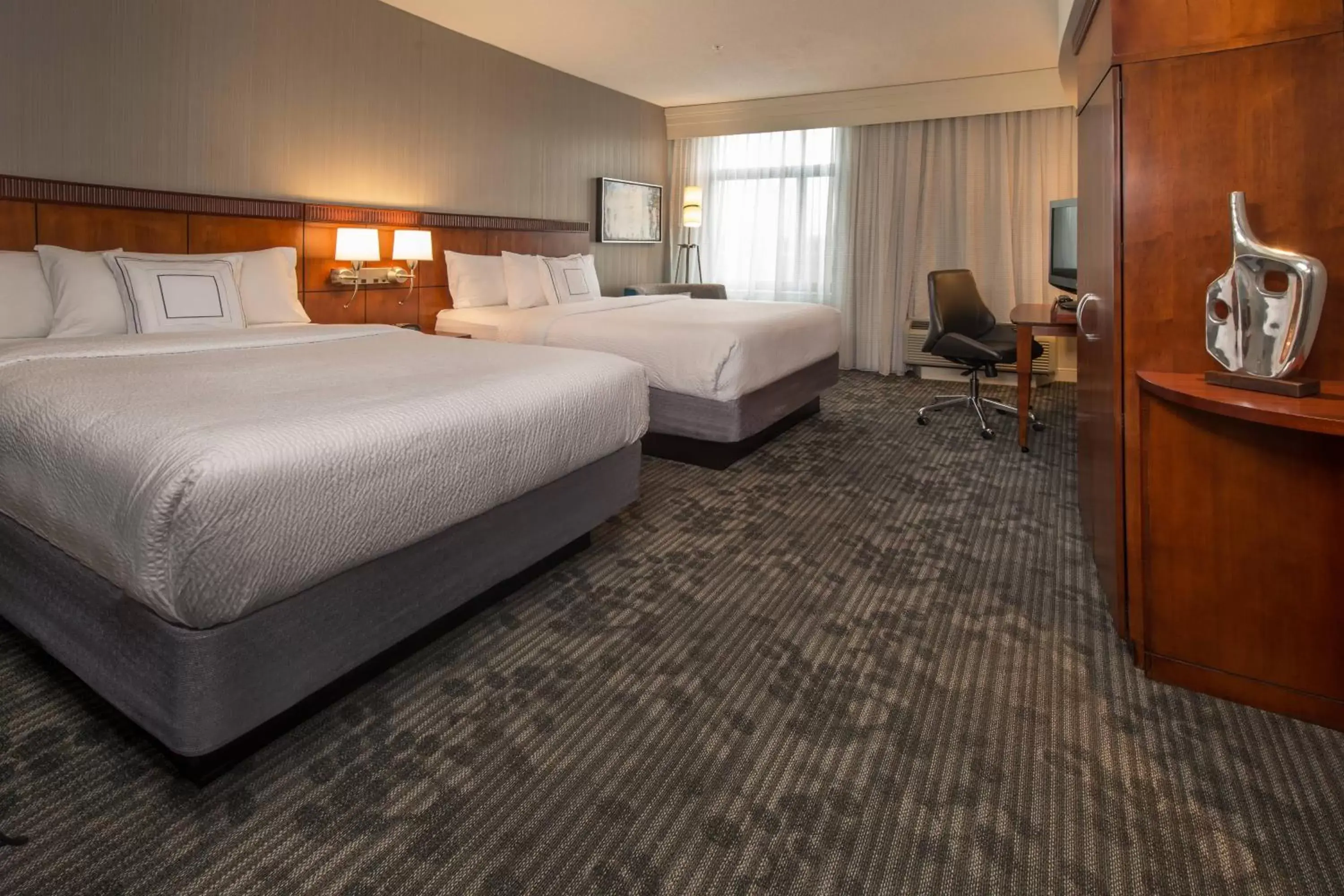 Photo of the whole room, Bed in Courtyard by Marriott Gaithersburg Washingtonian Center
