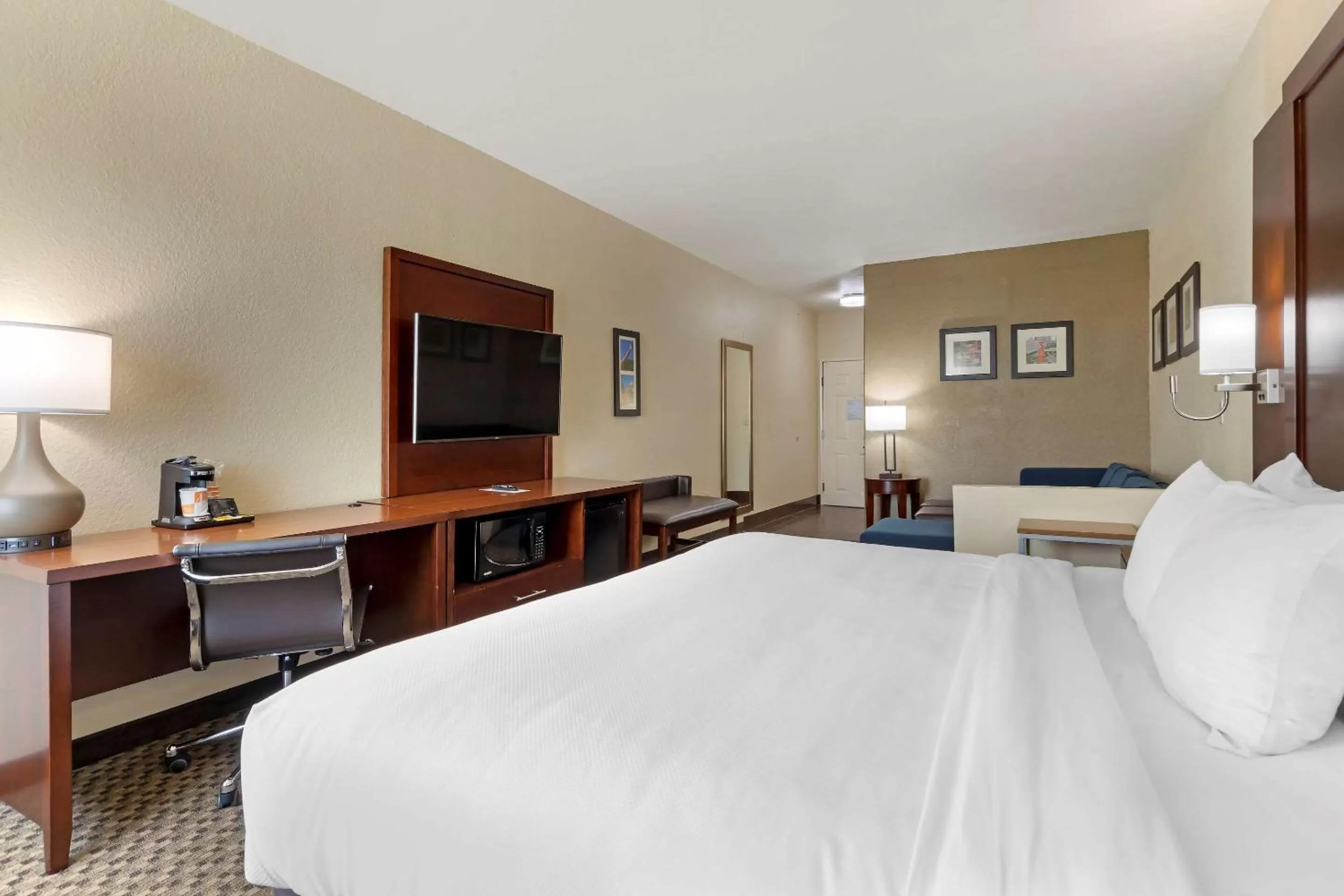 Photo of the whole room, Bed in Comfort Inn & Suites Near Six Flags & Medical Center