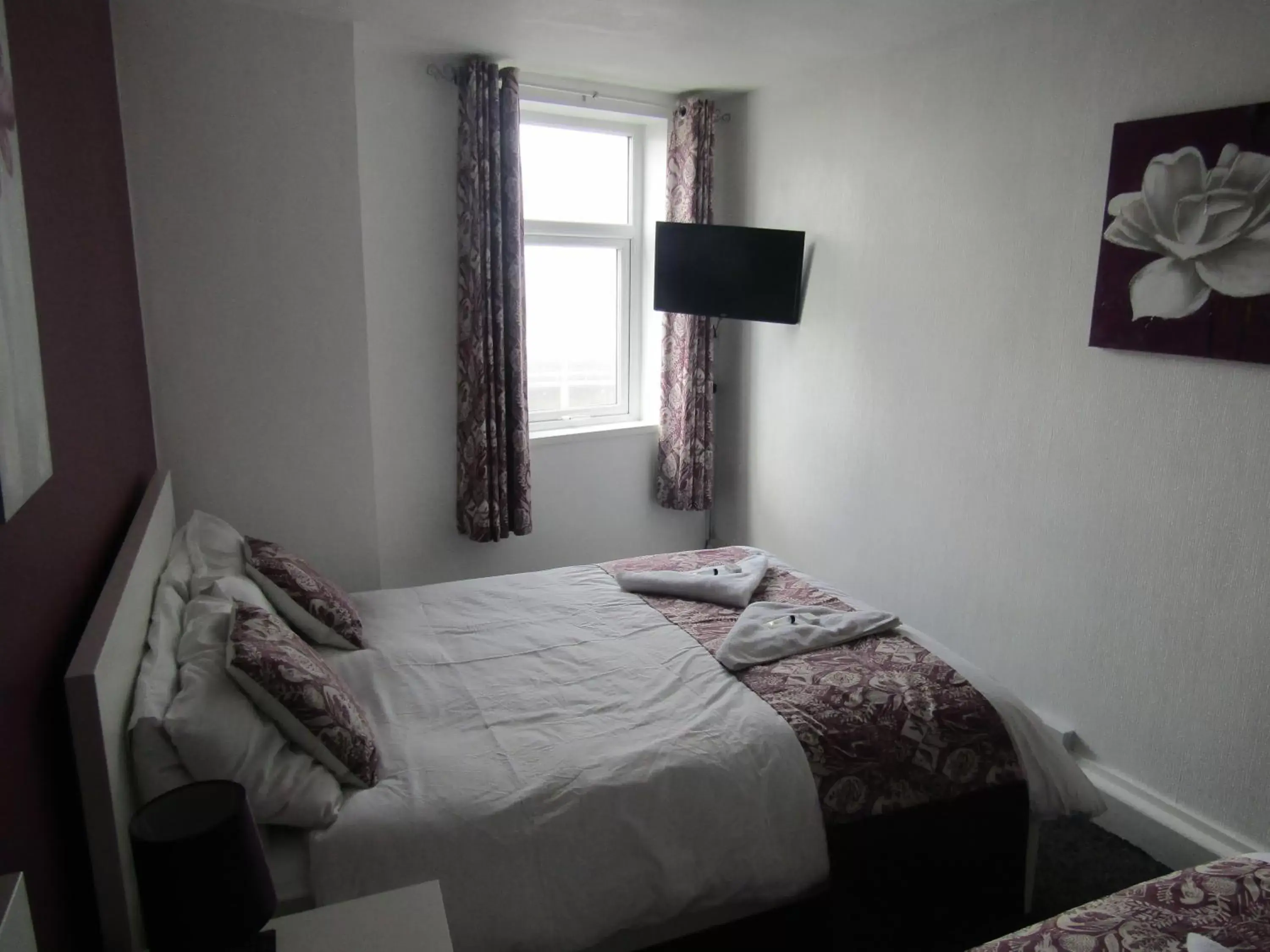 TV and multimedia, Bed in Alderley Hotel Blackpool