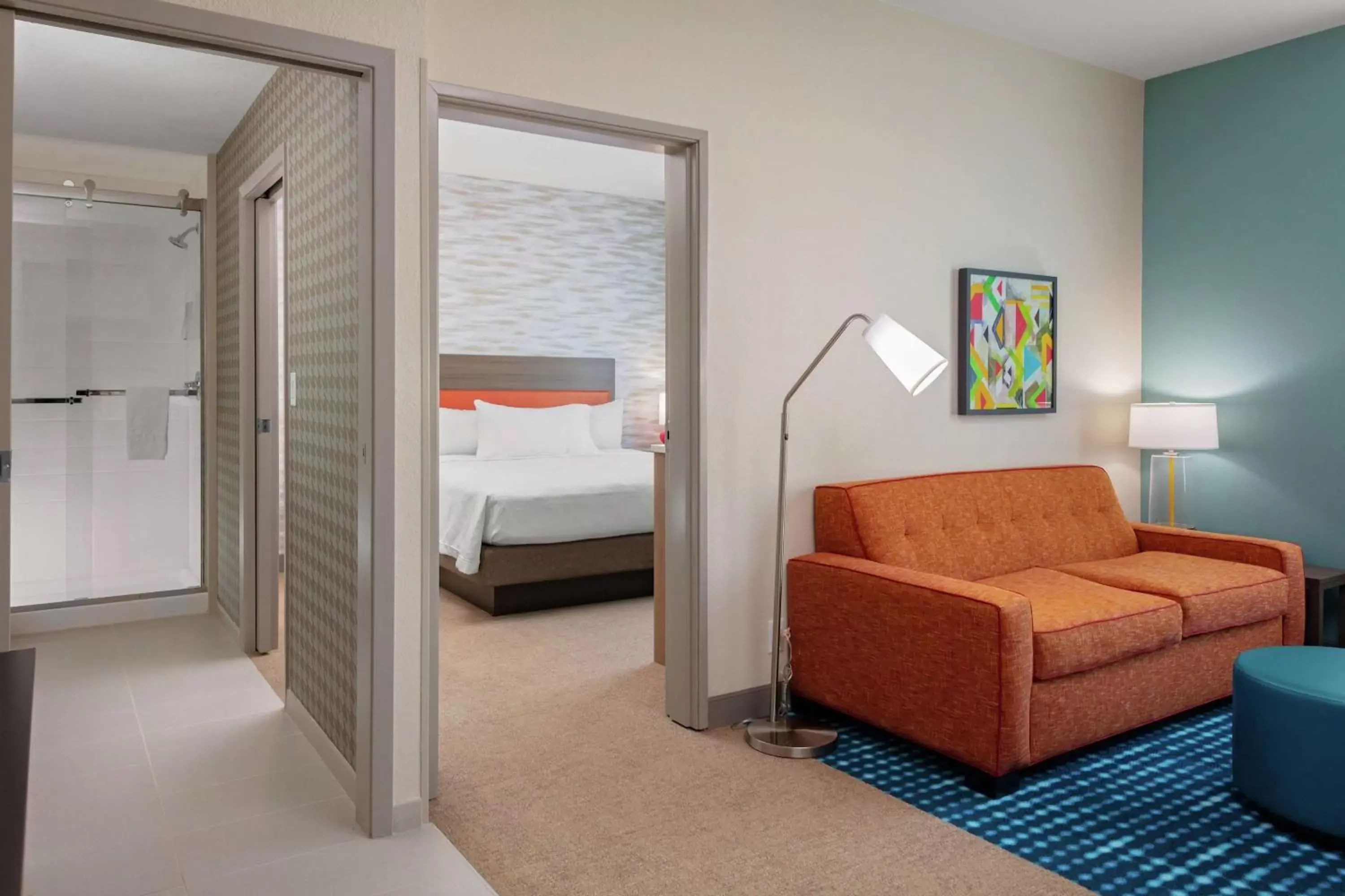Living room, Bed in Home2 Suites By Hilton Sugar Land Rosenberg