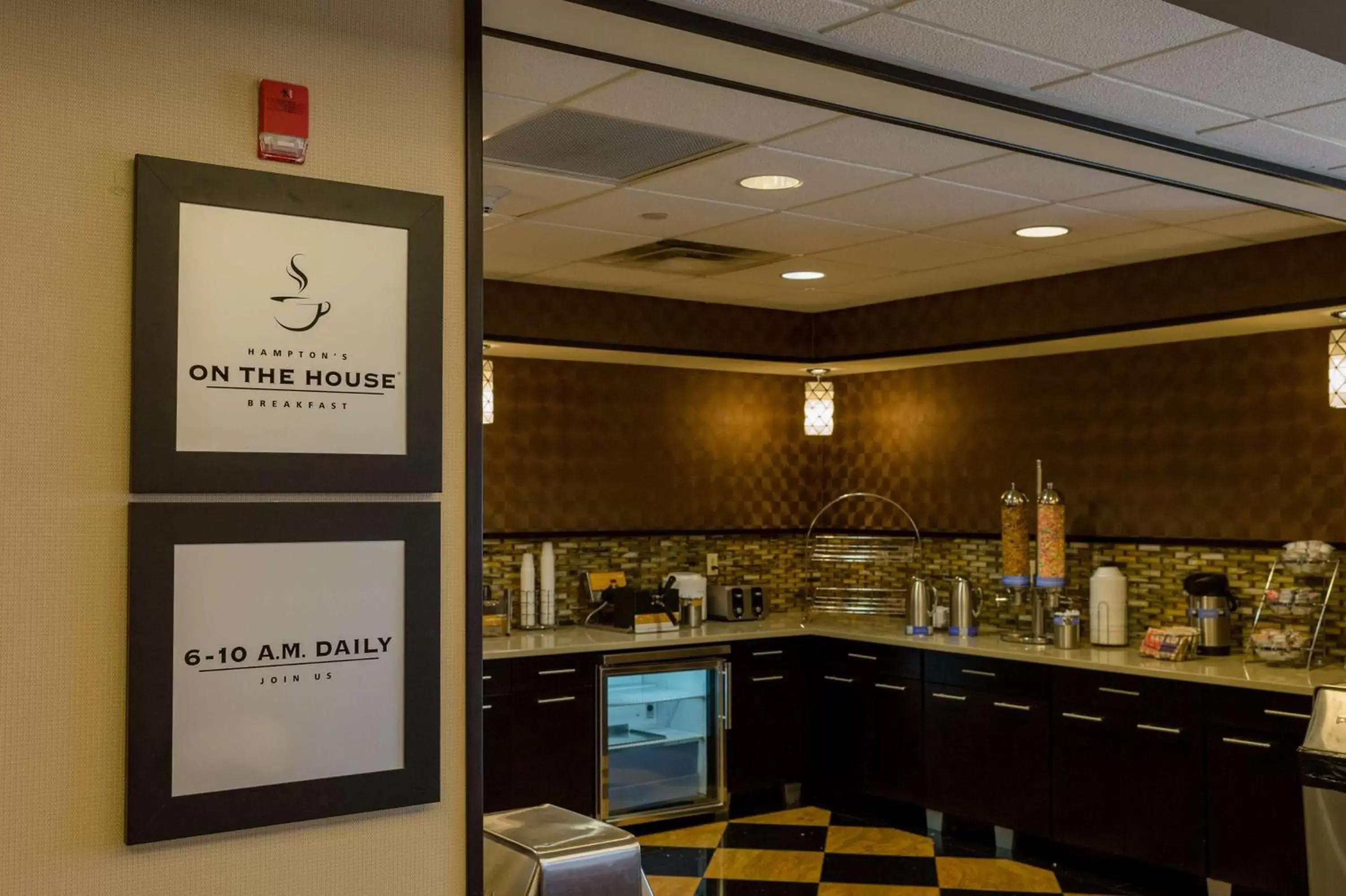 Dining area, Kitchen/Kitchenette in Hampton Inn Oxford-West