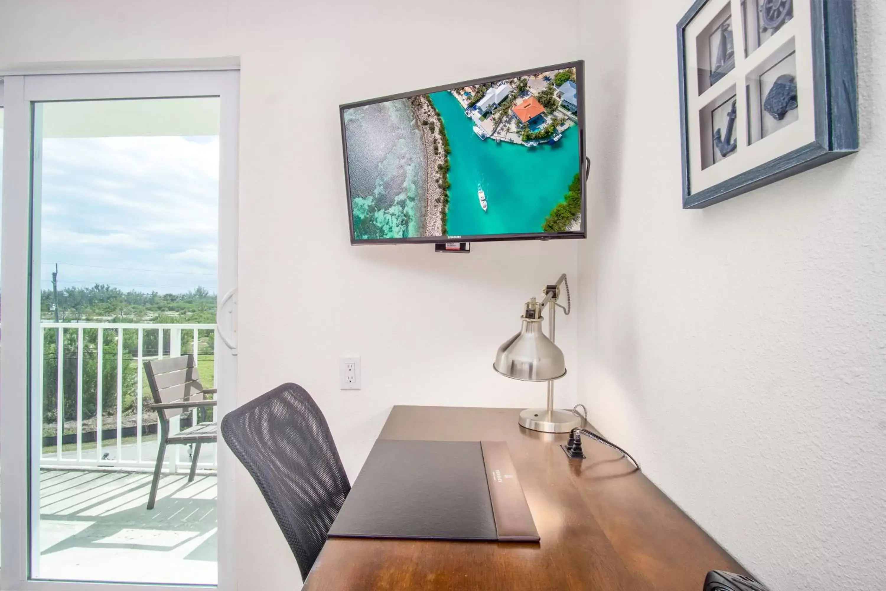 Bedroom, TV/Entertainment Center in Skipjack Resort & Marina