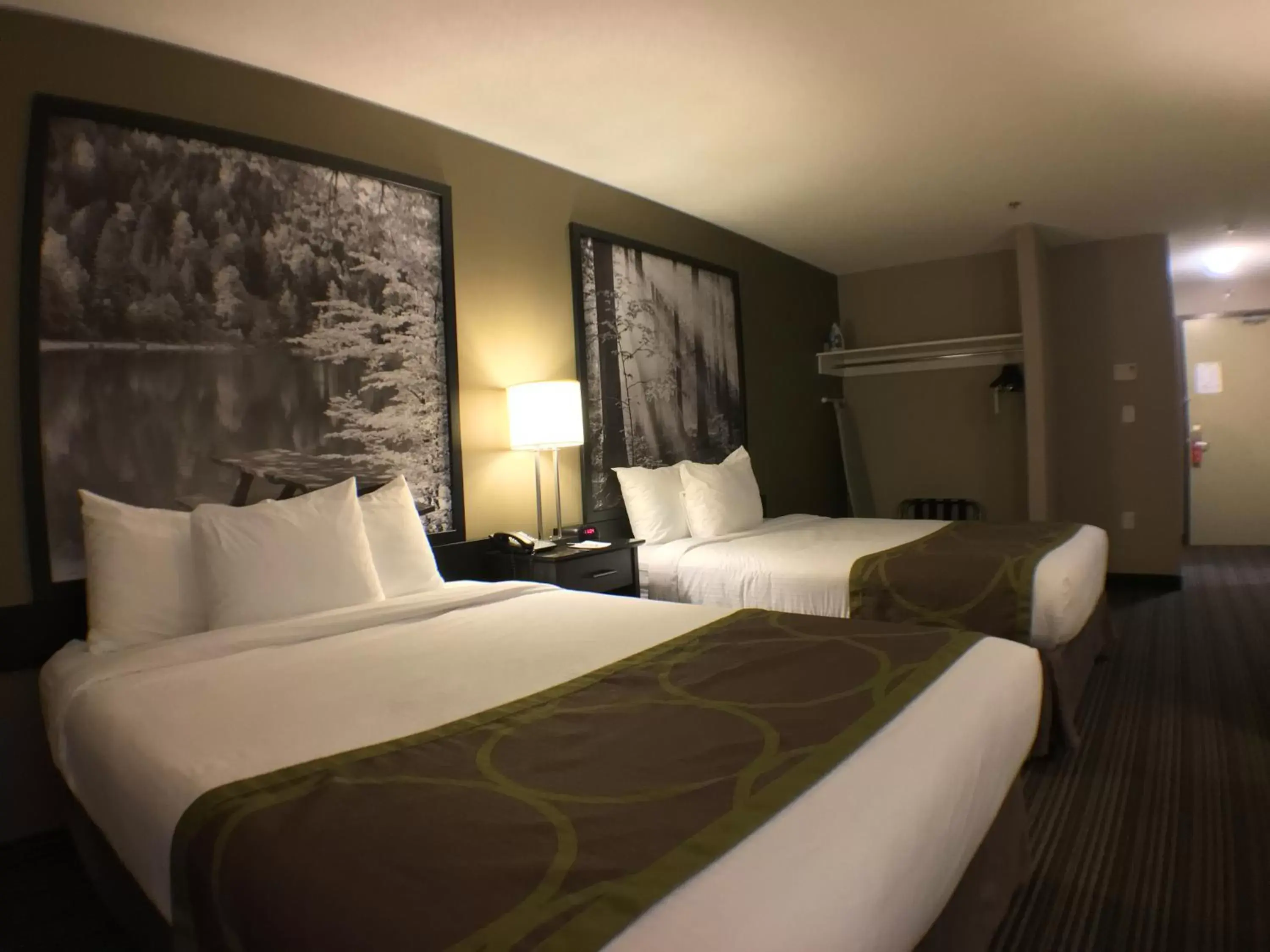 Photo of the whole room, Bed in Super 8 by Wyndham Kapuskasing