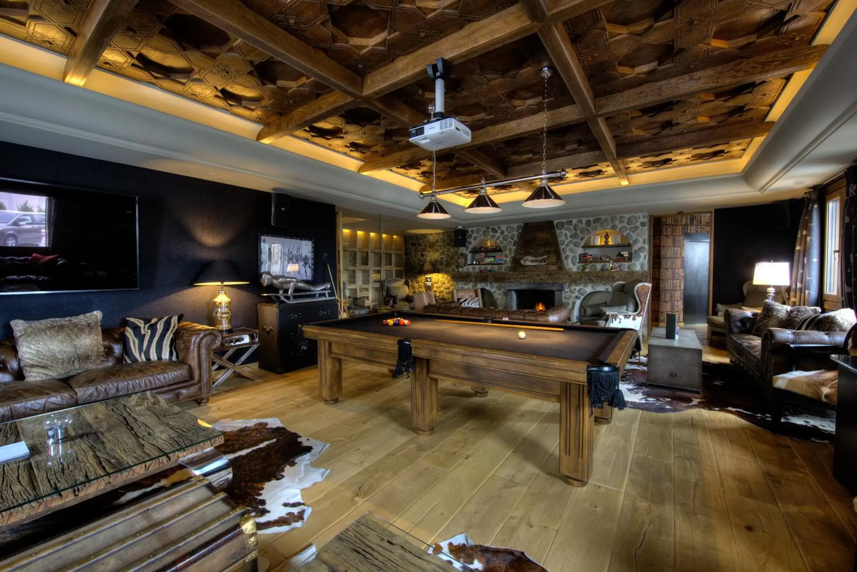 Communal lounge/ TV room in El Lodge, Ski & Spa