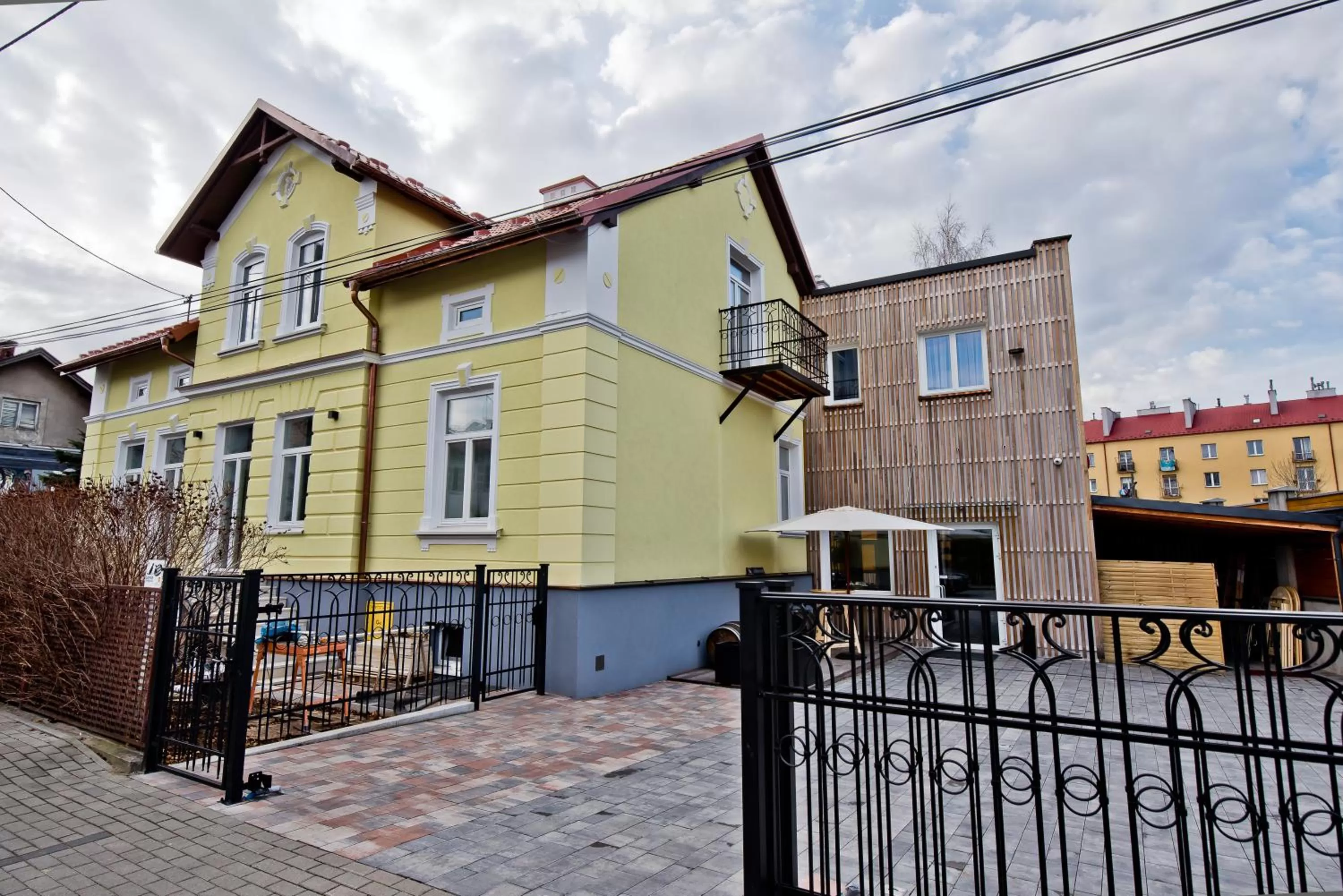 Property building in Salon Win Wine Bar & Apartments