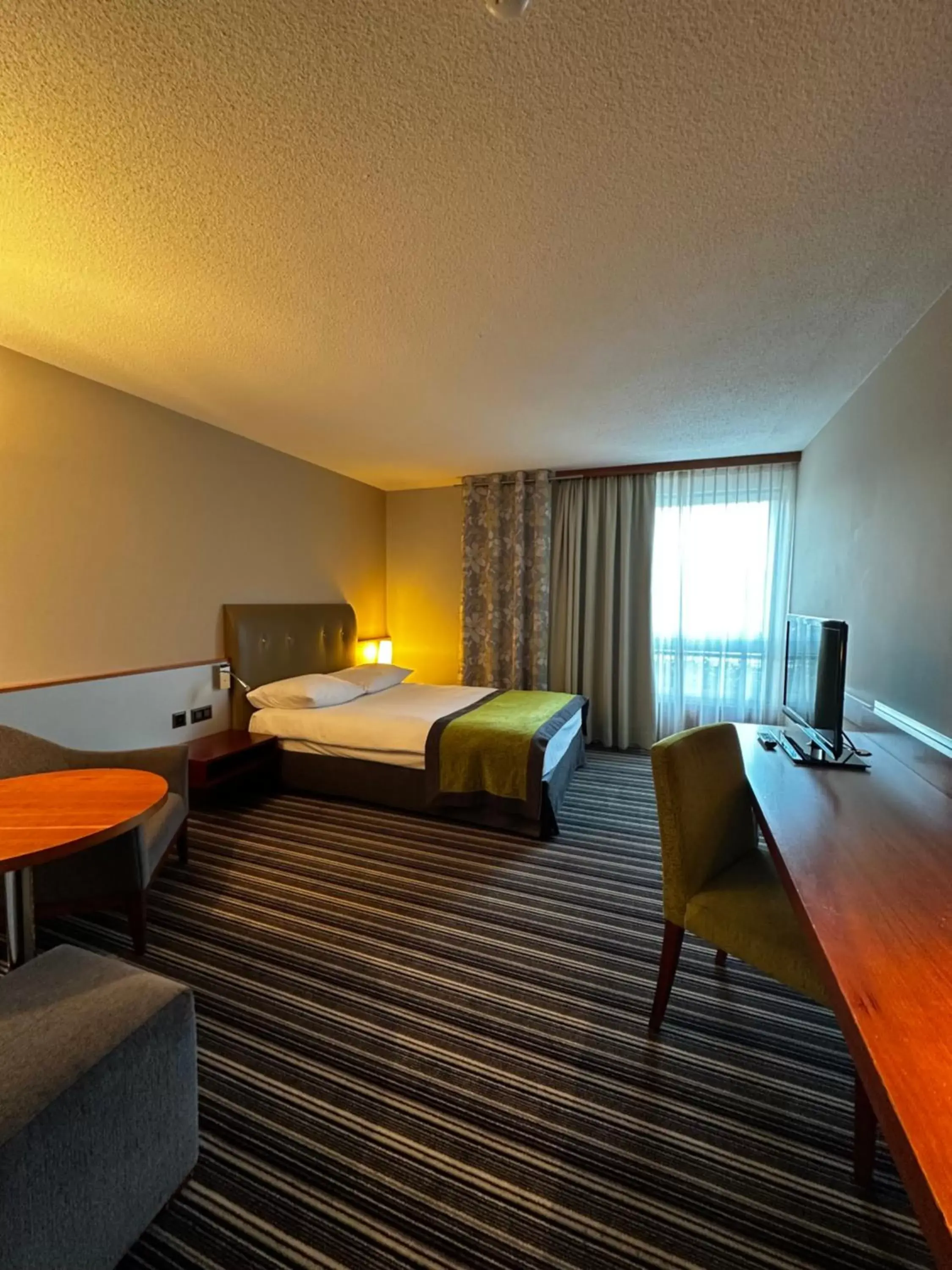 Photo of the whole room, Bed in Mövenpick Hotel Zurich Airport