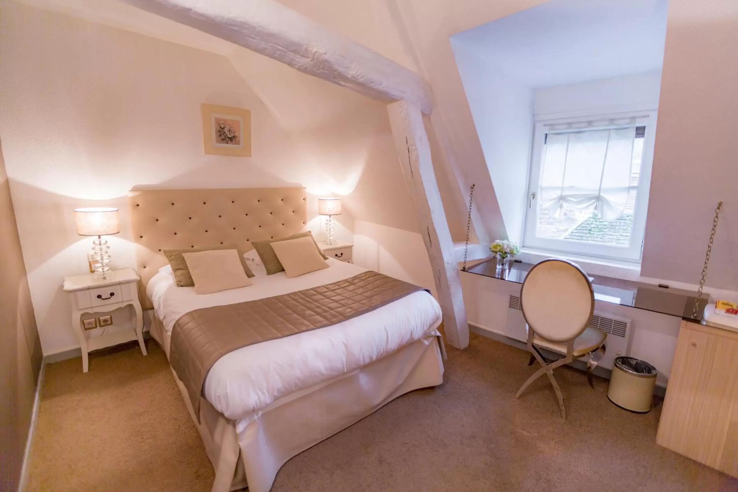 Photo of the whole room, Bed in Hotel Relais Saint Jean Troyes