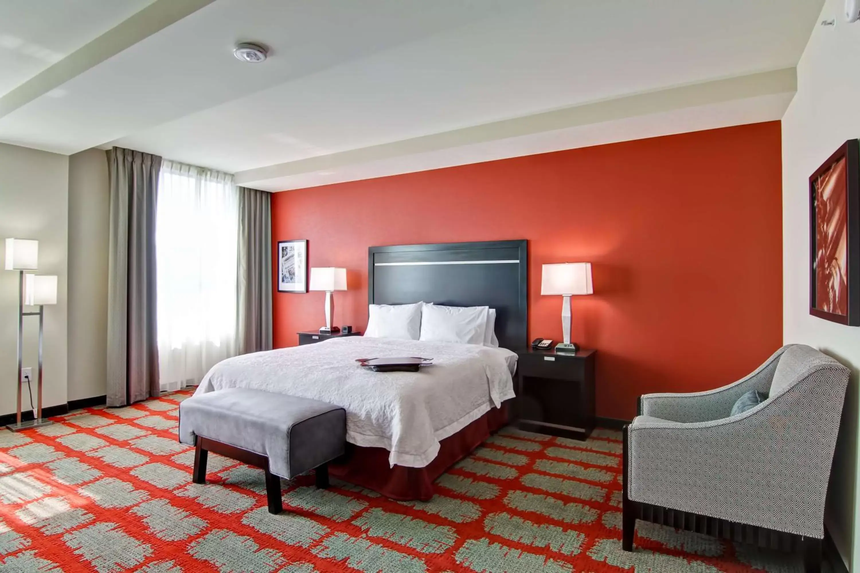 Bed in Hampton Inn and Suites Cincinnati - Downtown