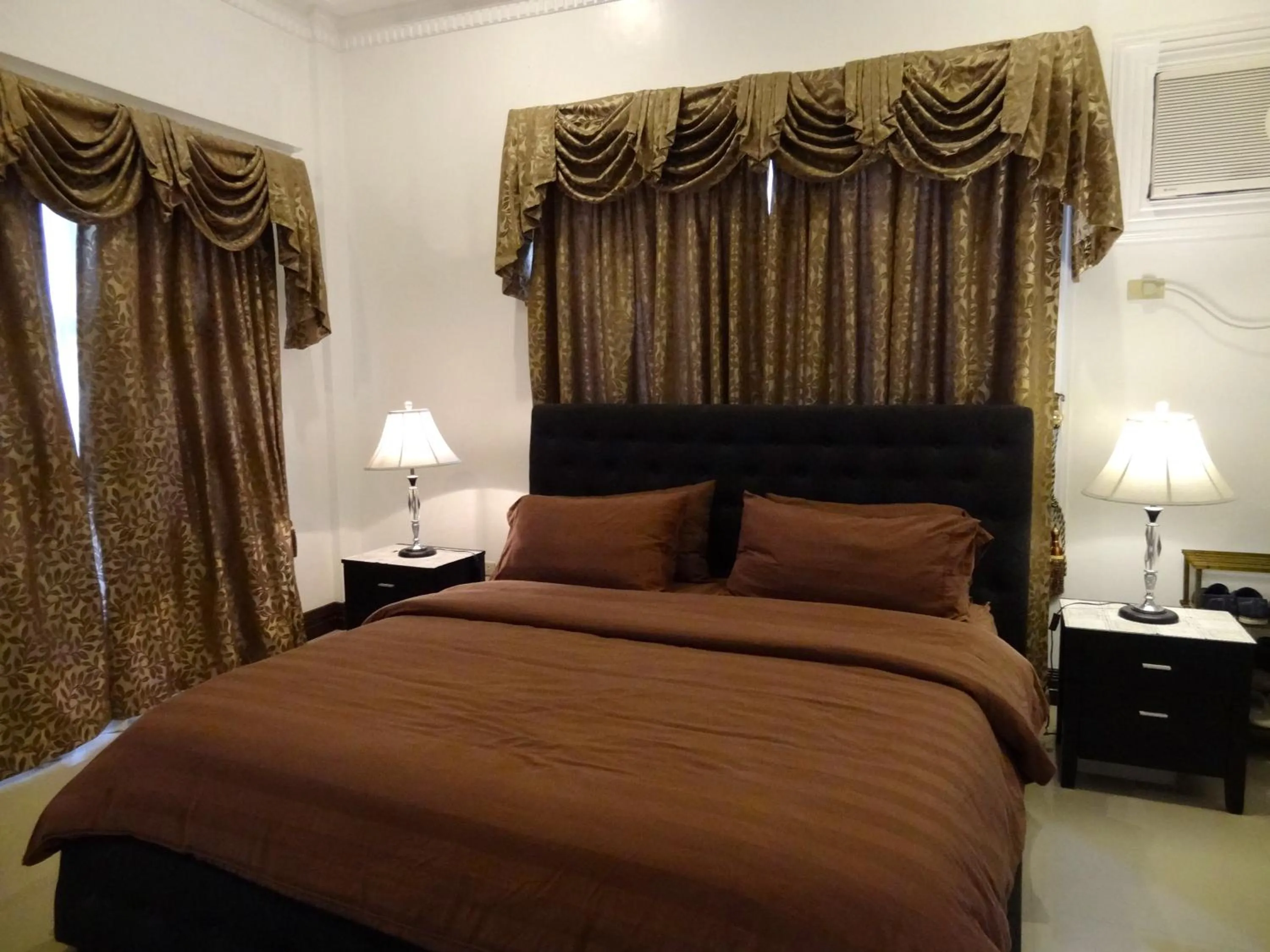 Bed in The Executive Villa Inn & Suites