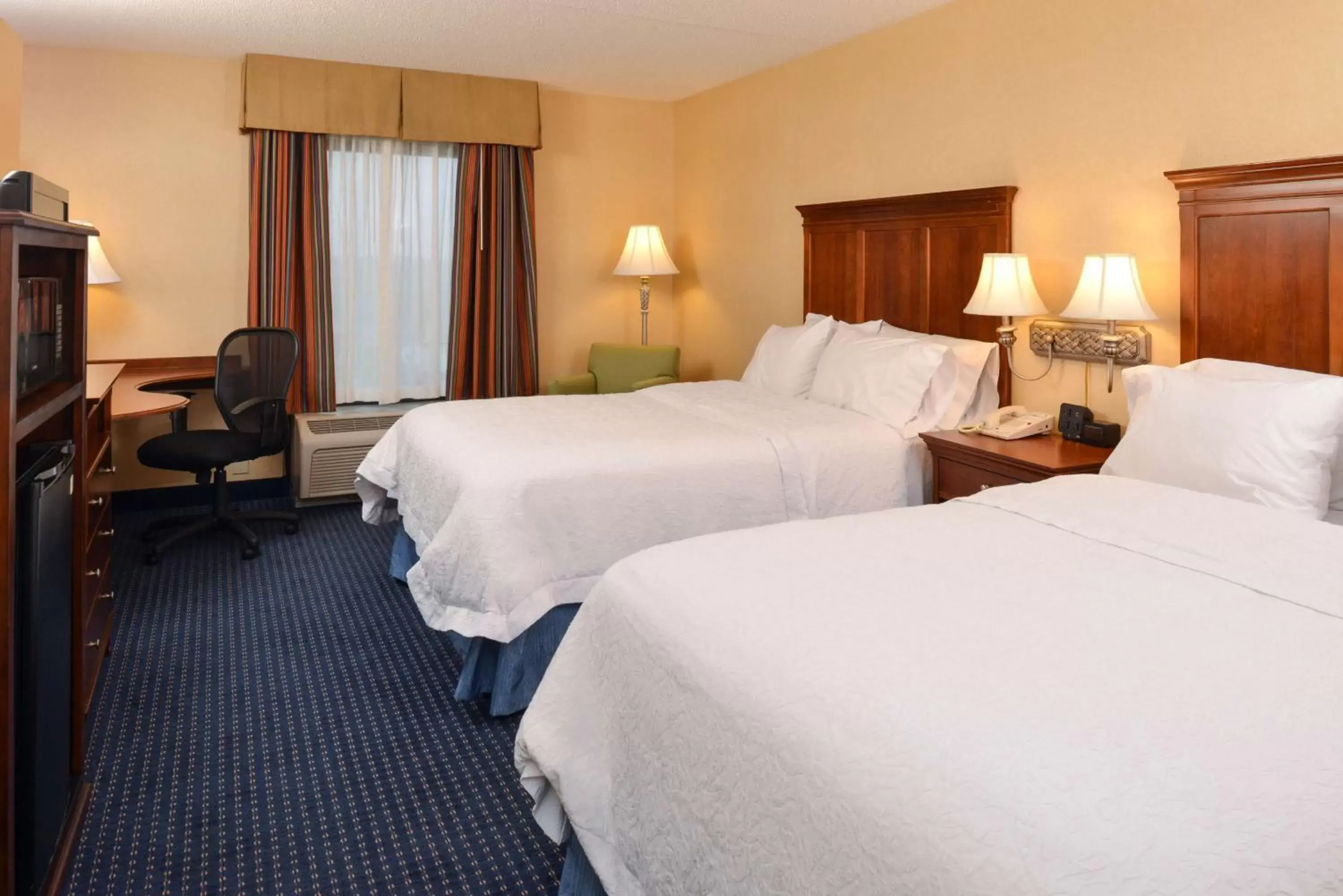 Bed in Hampton Inn and Suites Fredericksburg South