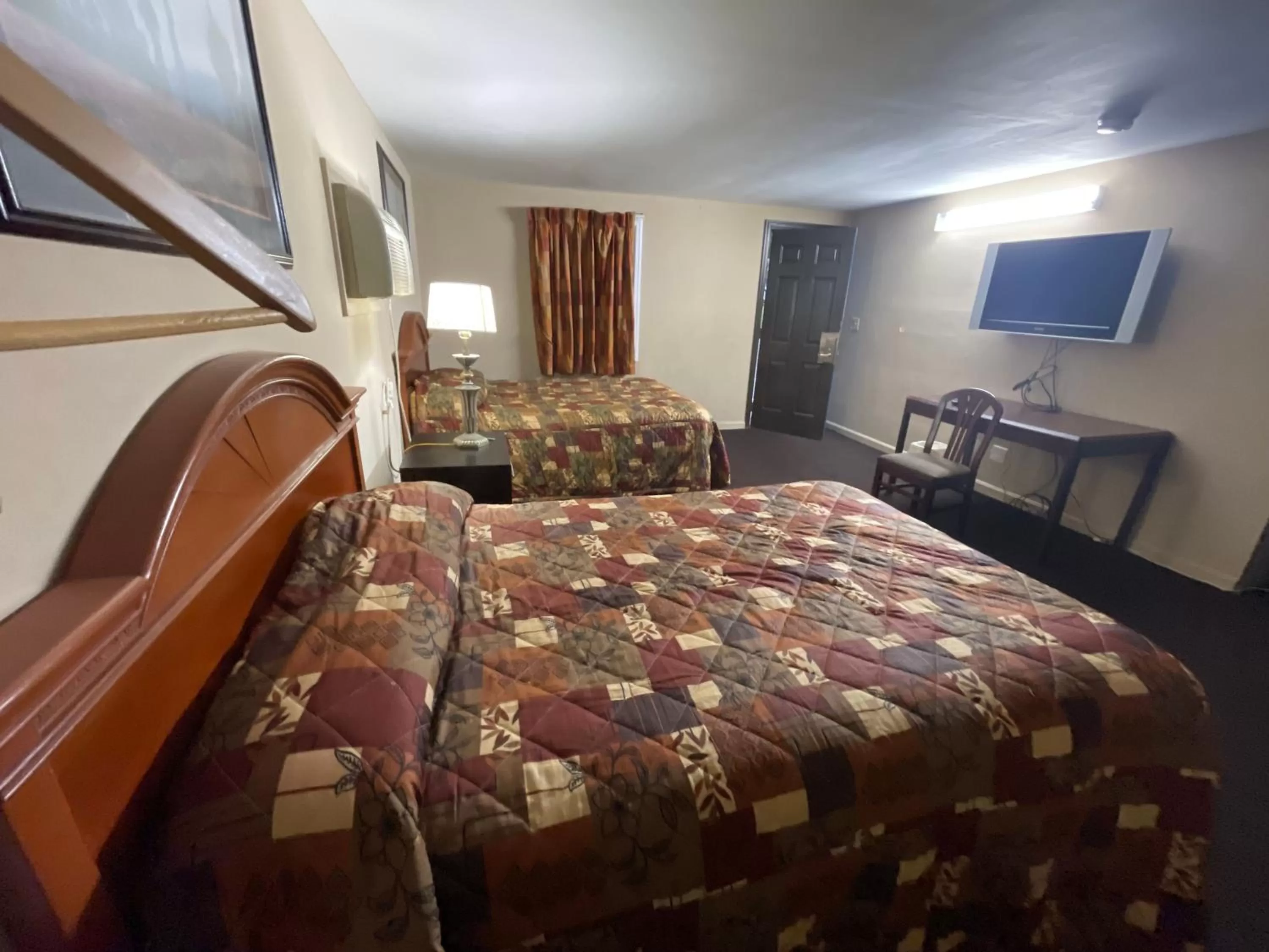 Photo of the whole room, Bed in Pennswoods Inn