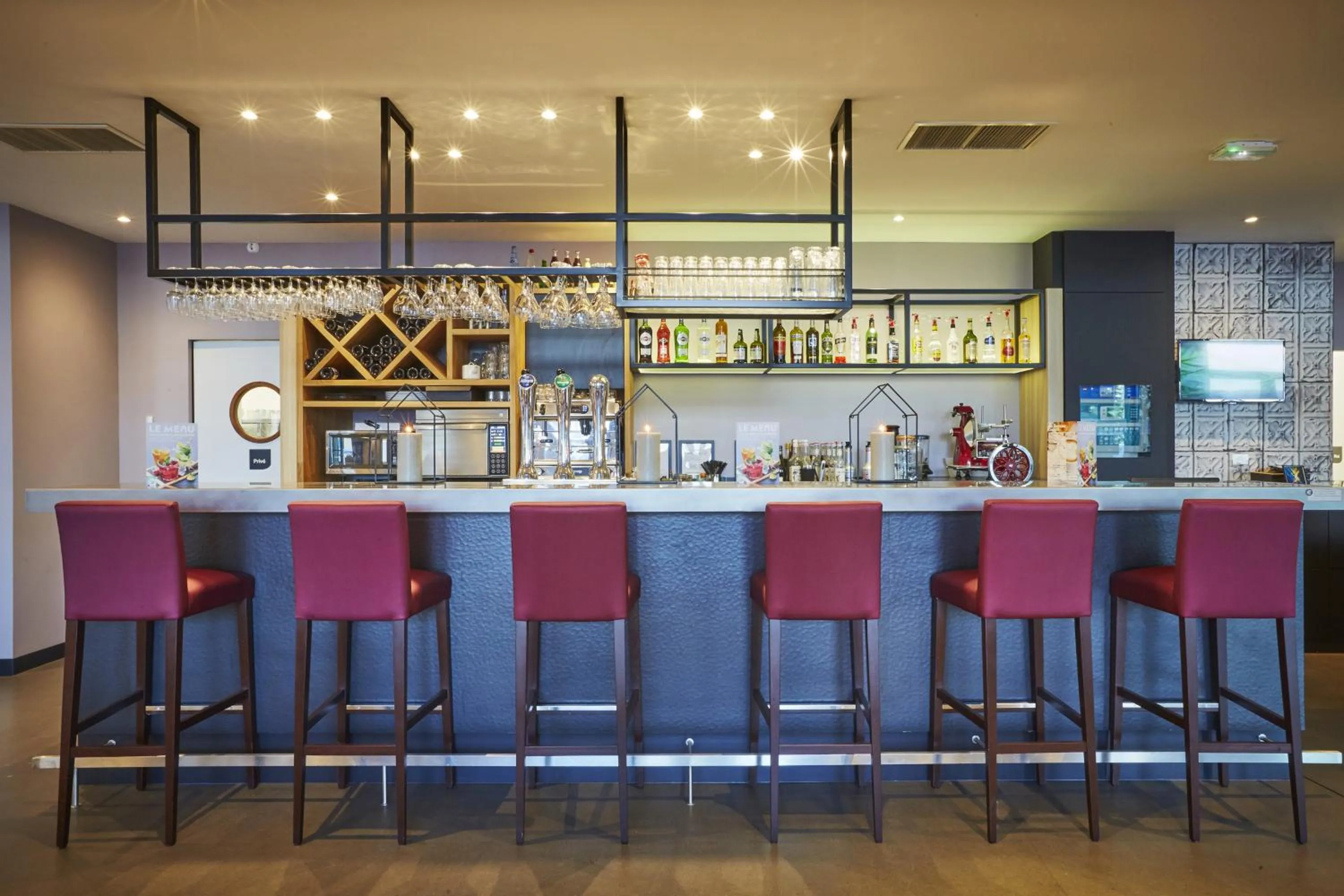 Lounge or bar in Campanile PRIME - Paris Saclay