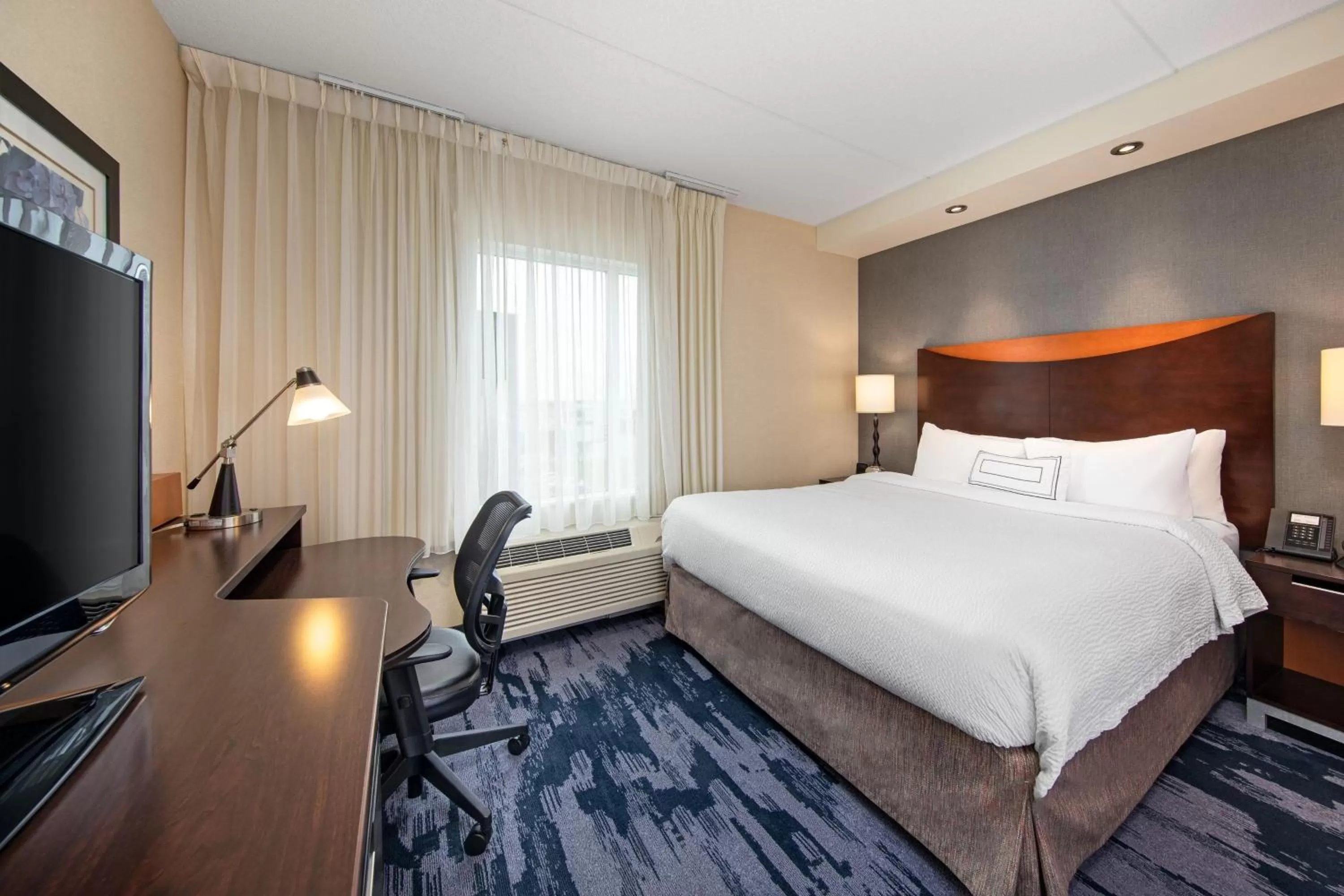 Bedroom, Bed in Fairfield Inn & Suites by Marriott Toronto Mississauga