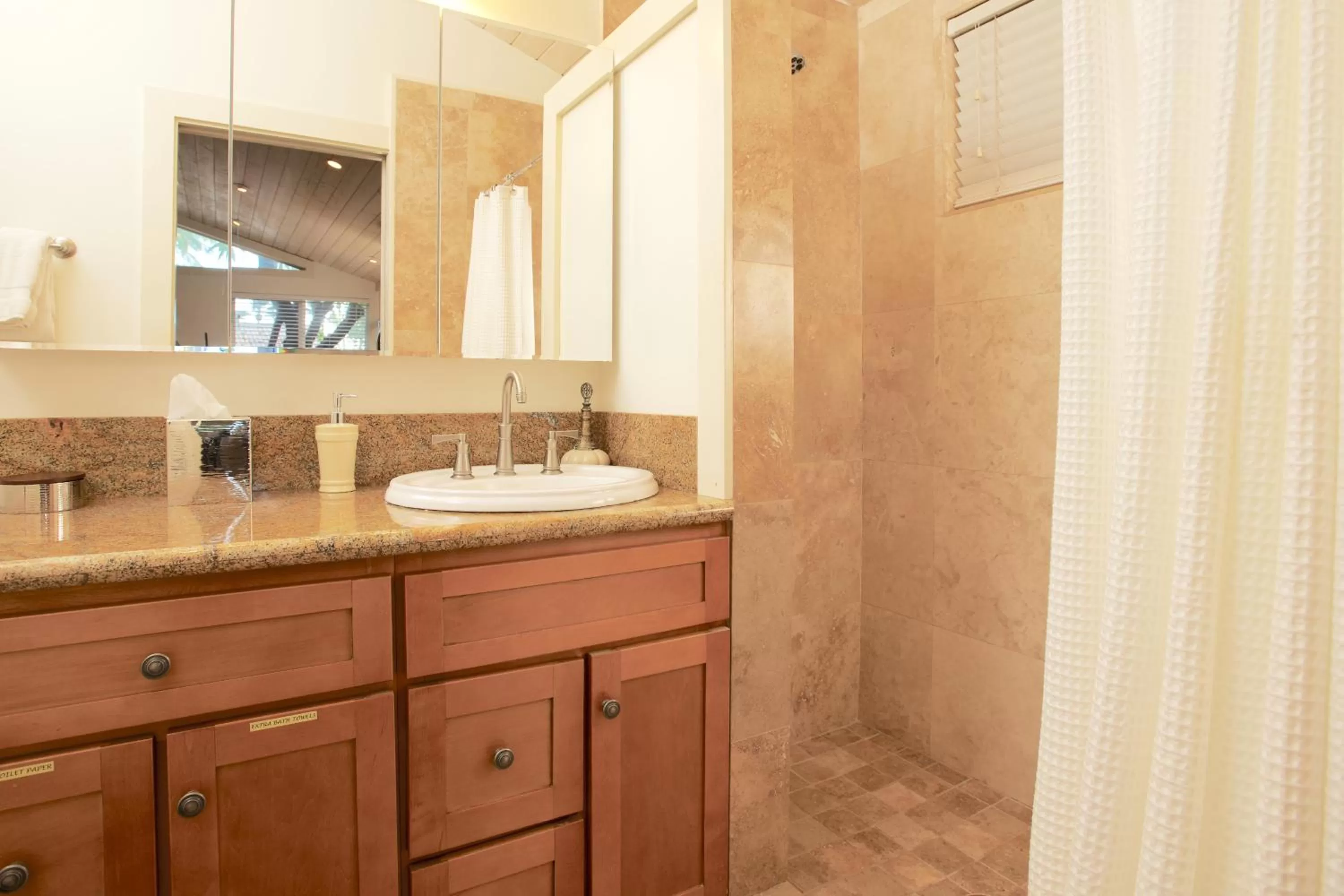 Bathroom in Paia Inn