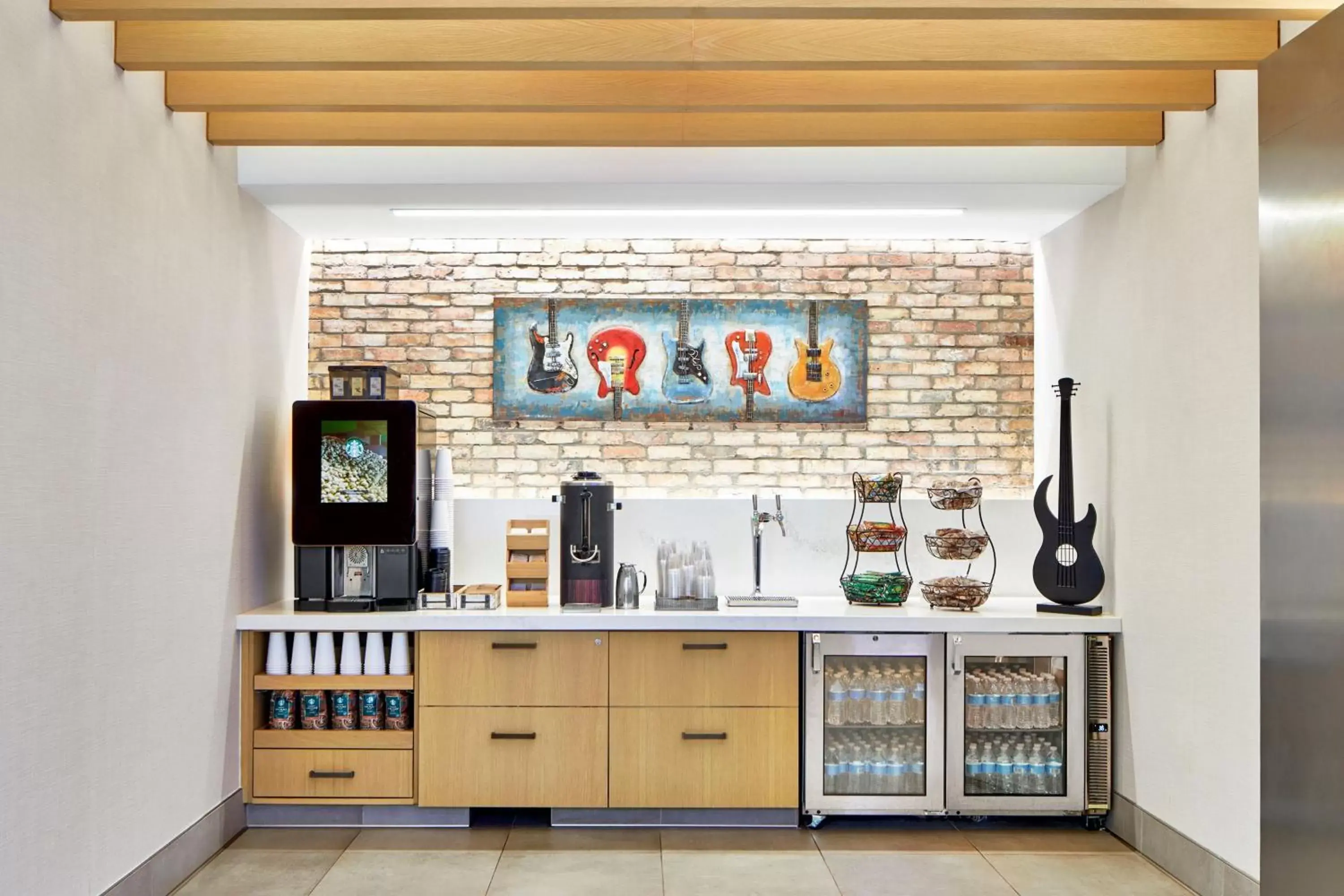 Lounge or bar, Kitchen/Kitchenette in Renaissance Nashville Hotel