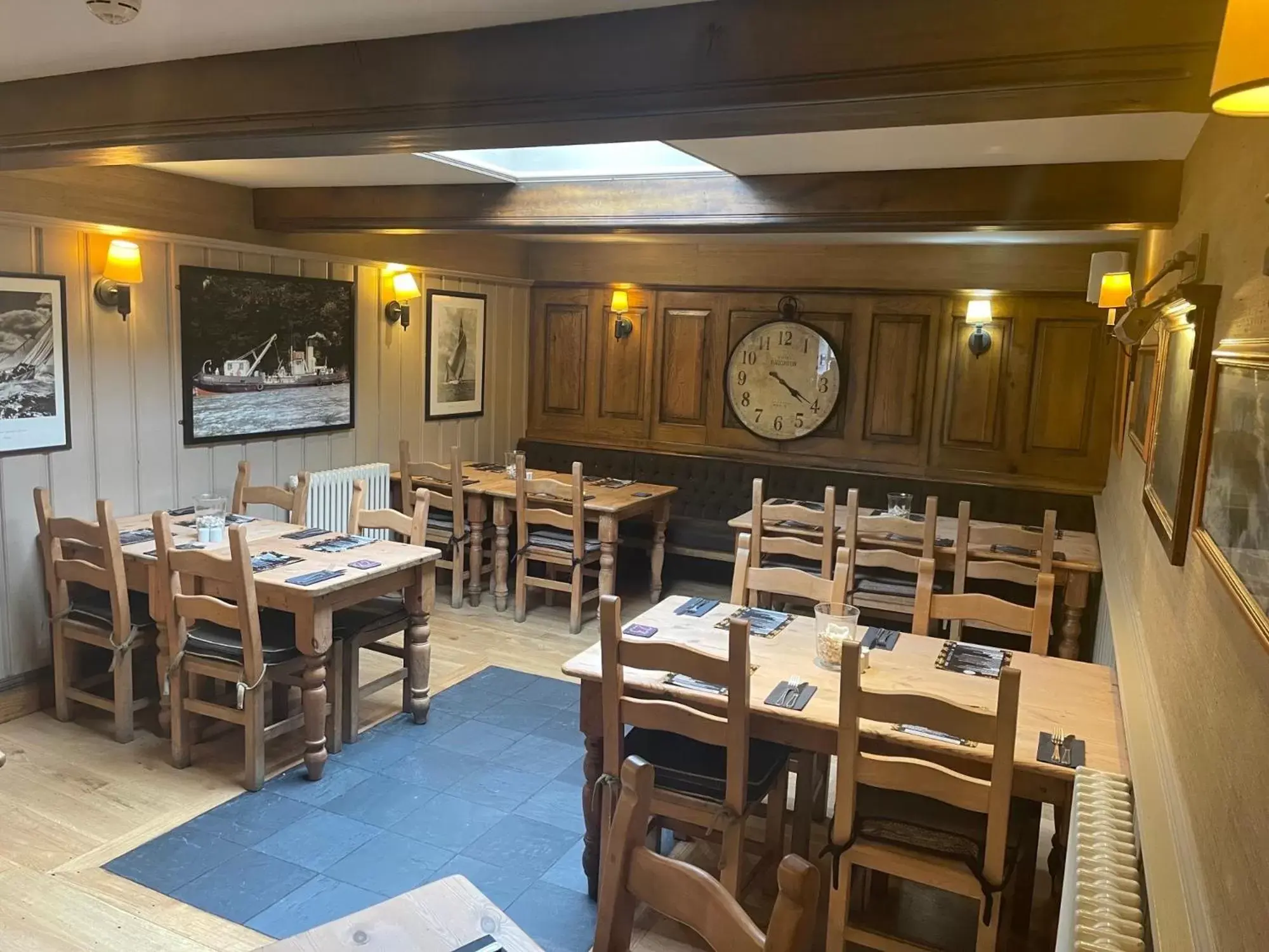 Restaurant/Places to Eat in Garddfon Inn