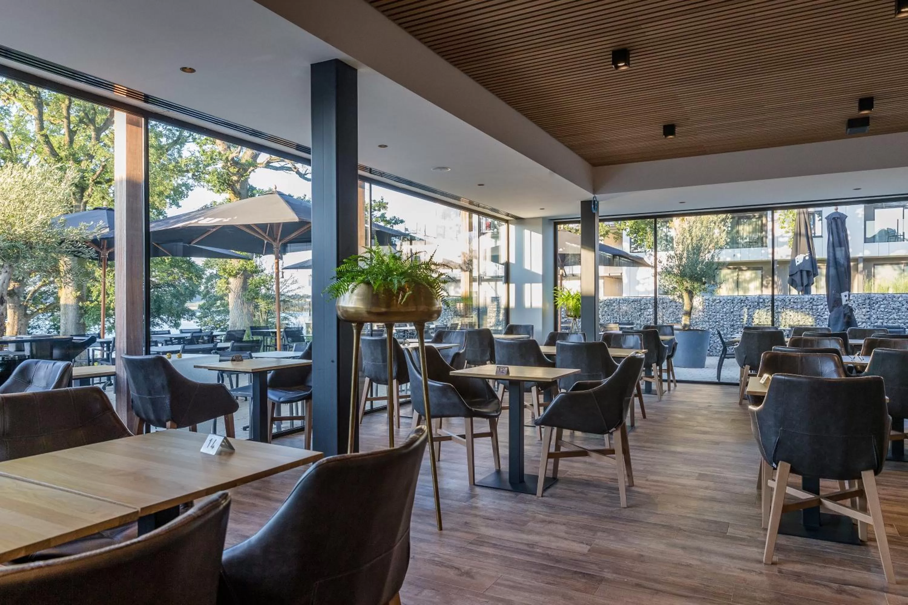 Restaurant/places to eat in Golden Lakes Hotel