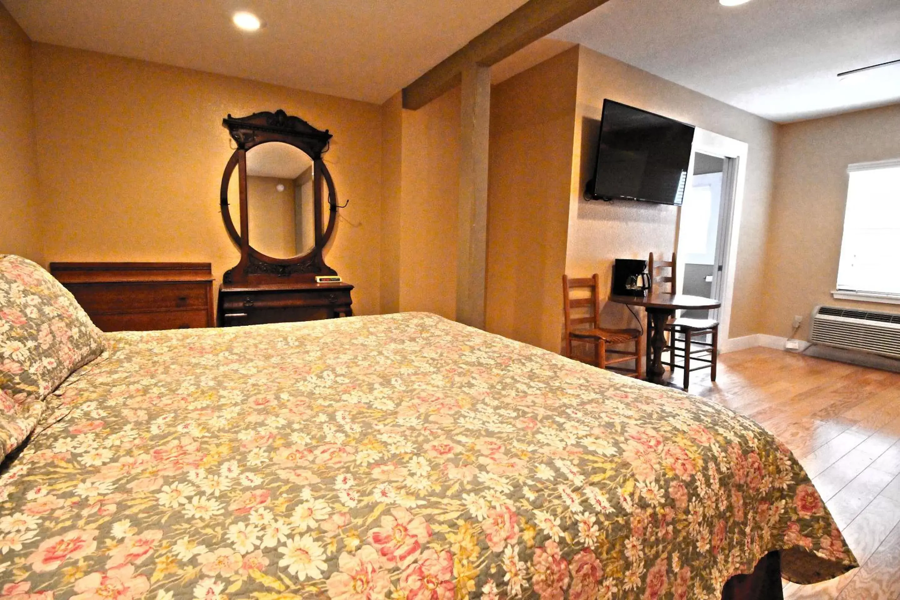 Bedroom, Bed in Peach Tree Inn & Suites