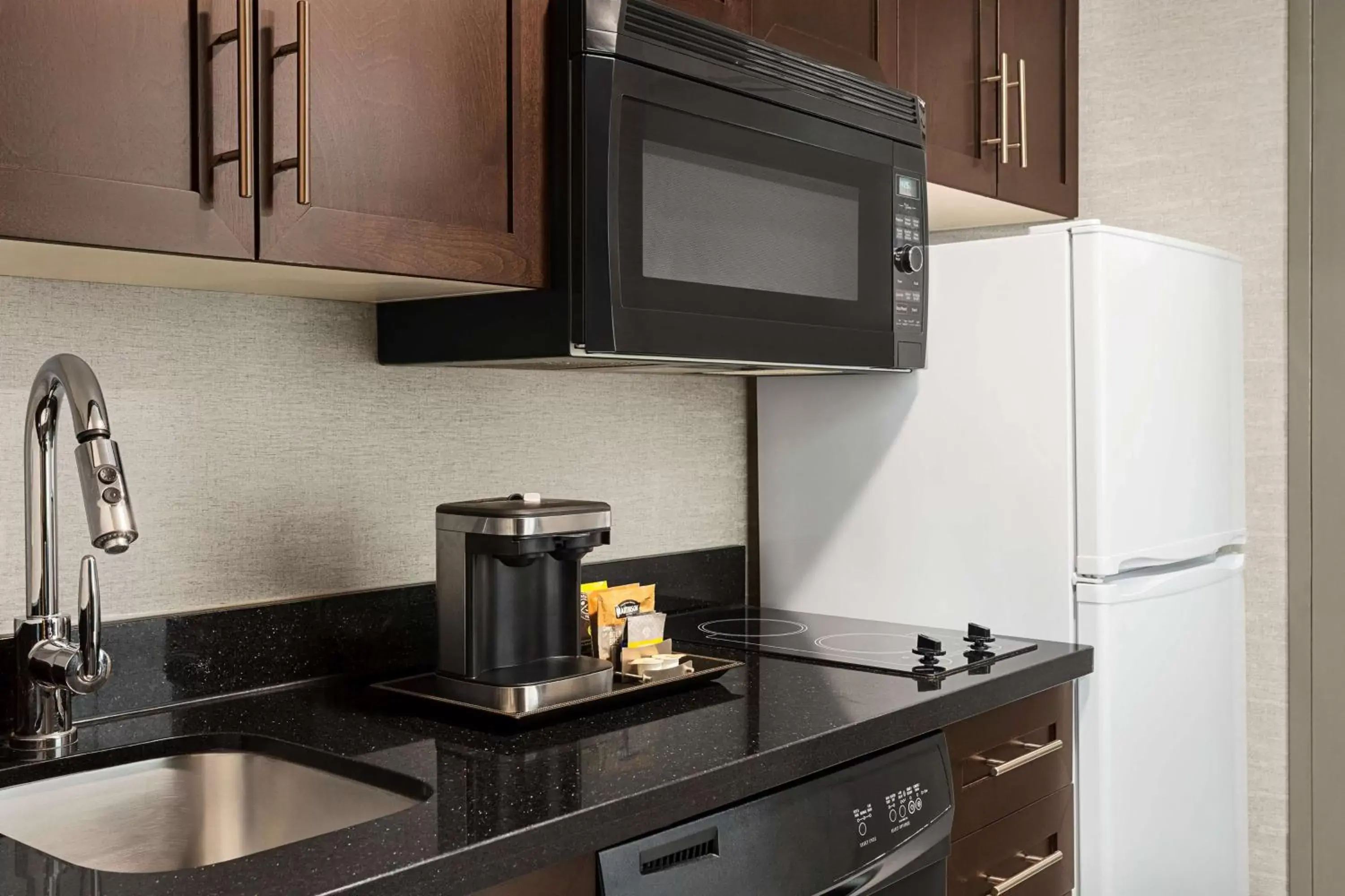 Kitchen or kitchenette, Kitchen/Kitchenette in Doubletree By Hilton Pointe Claire Montreal Airport West