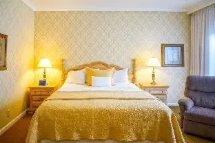 King Suite with Balcony - Non Smoking  in Quality Inn Portland Airport PDX