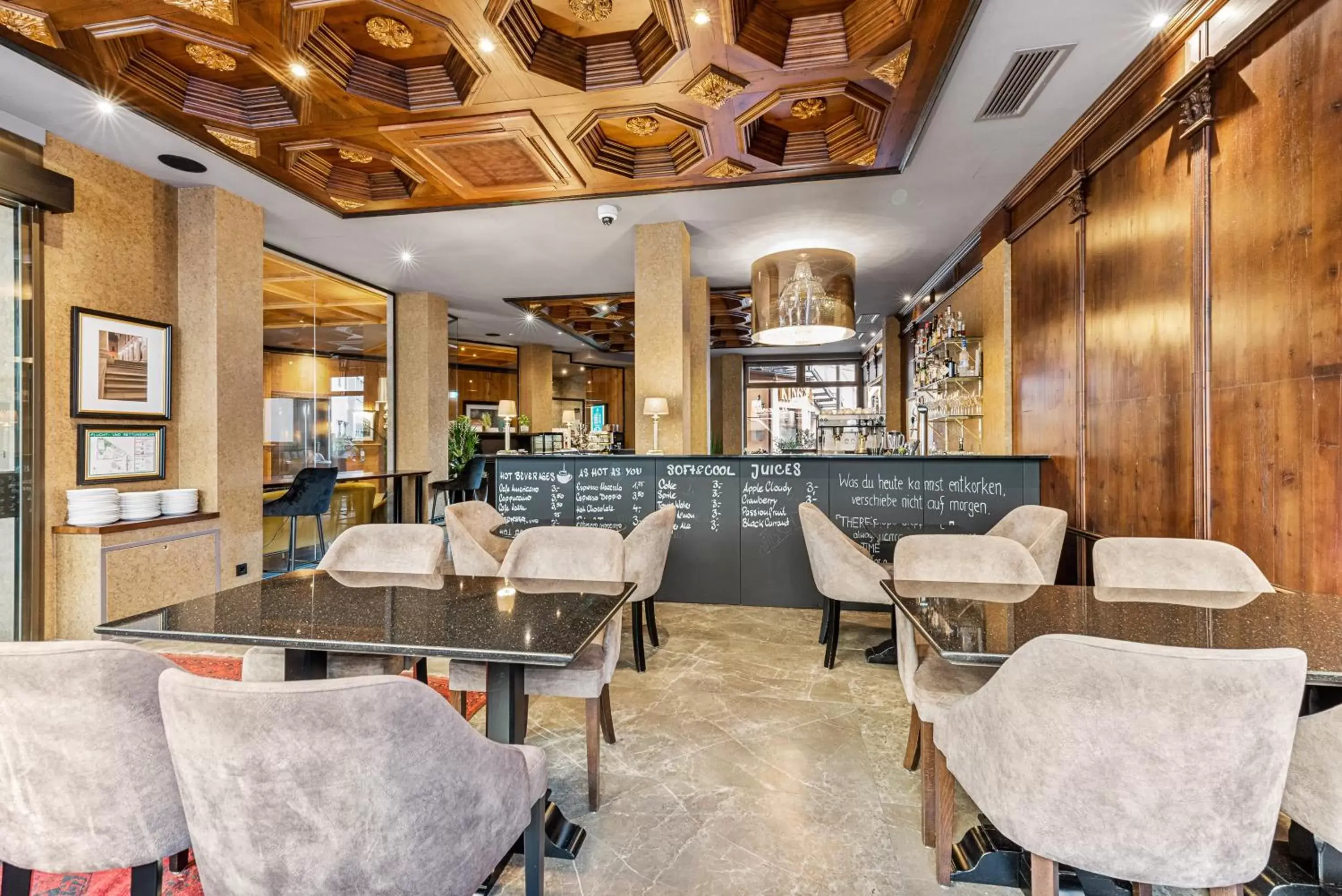 Restaurant/places to eat in KING's Hotel First Restaurant/places to eat in KING's Hotel First