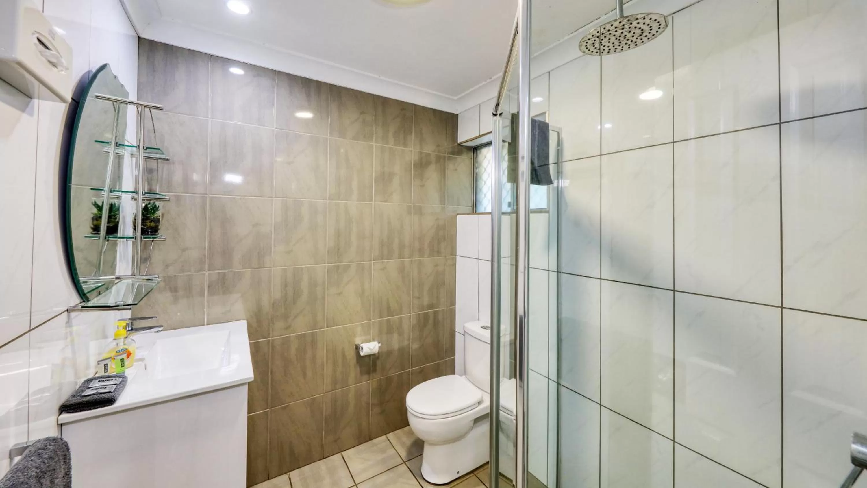 Bathroom in Country Leisure Motor Inn