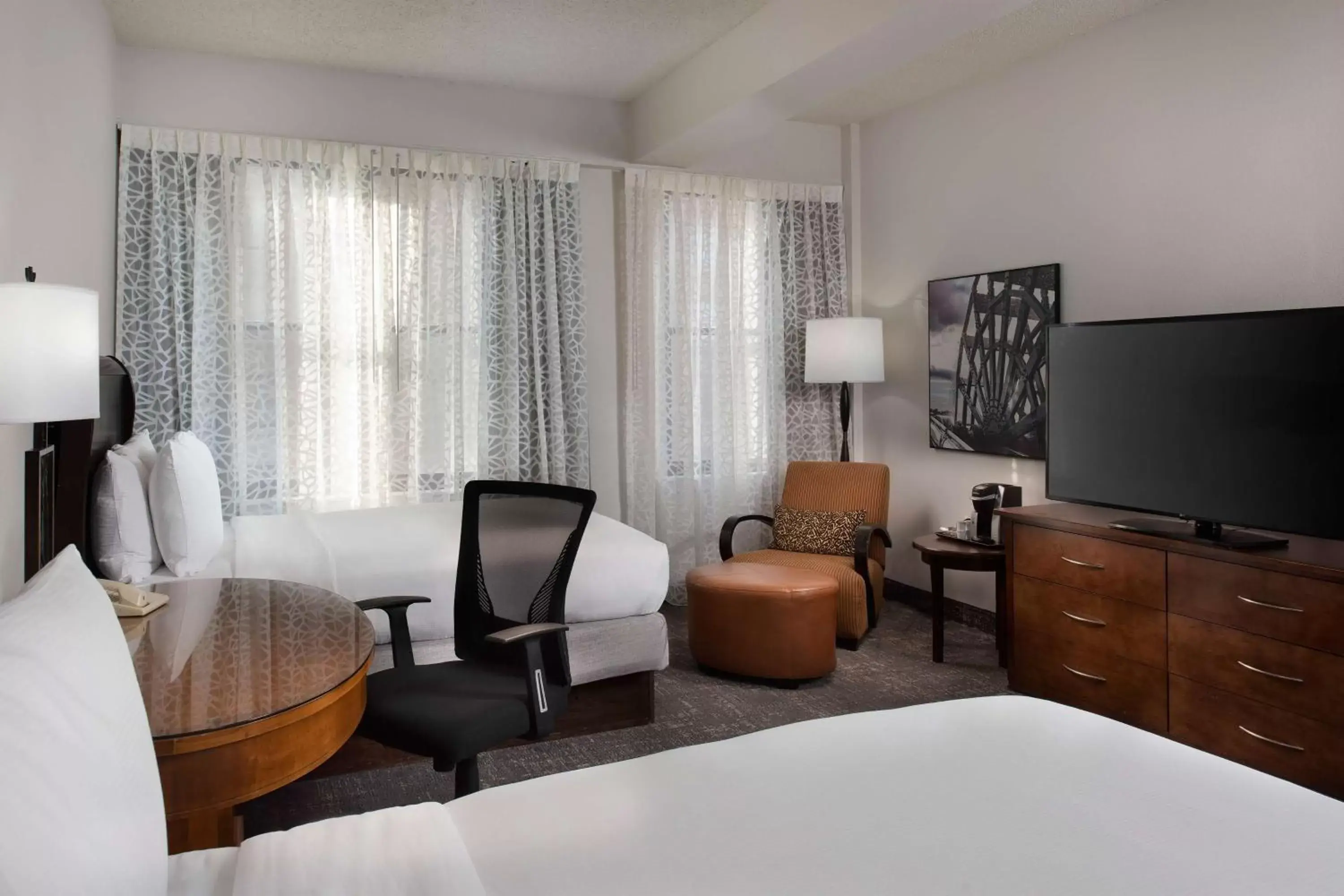 Bedroom, Seating Area in DoubleTree by Hilton Memphis Downtown