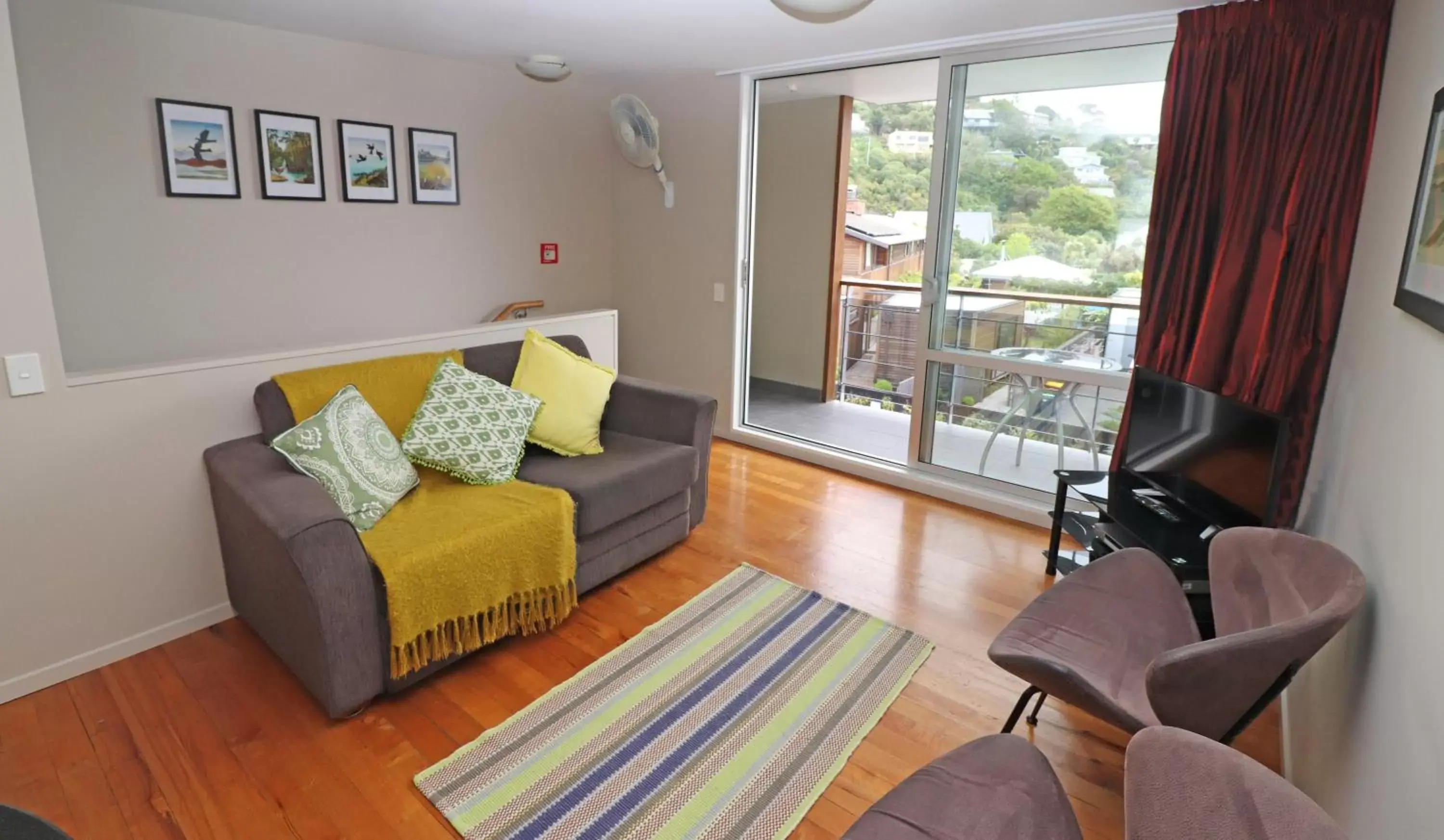 TV and multimedia, Seating Area in Sumner Bay Motel