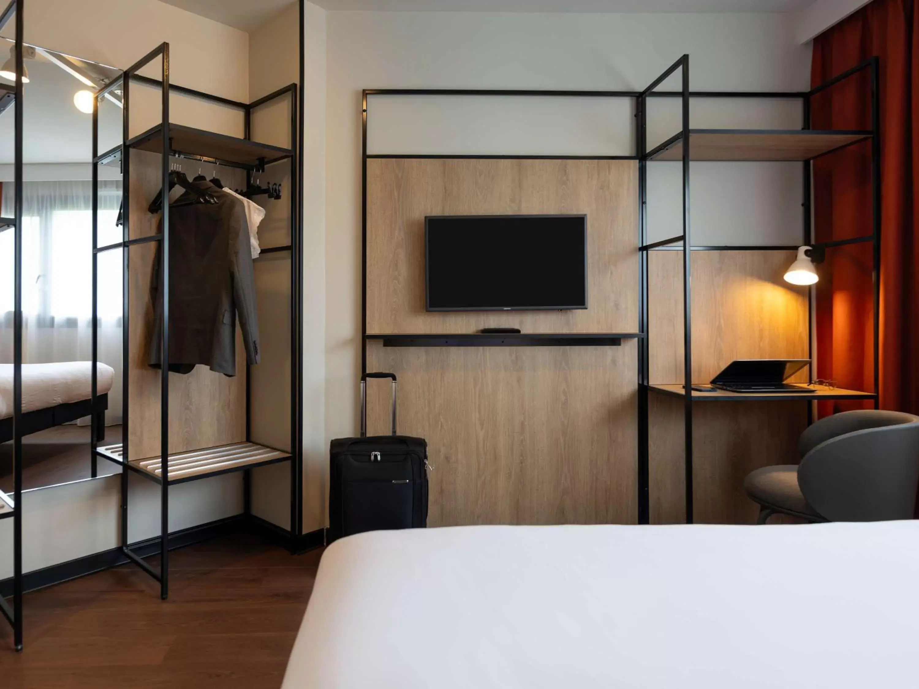 Bedroom, TV/Entertainment Center in ibis Paris Gare de Lyon Diderot