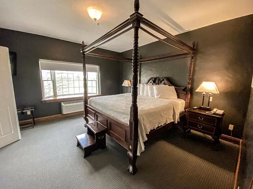Bedroom in Inn at Amish Door
