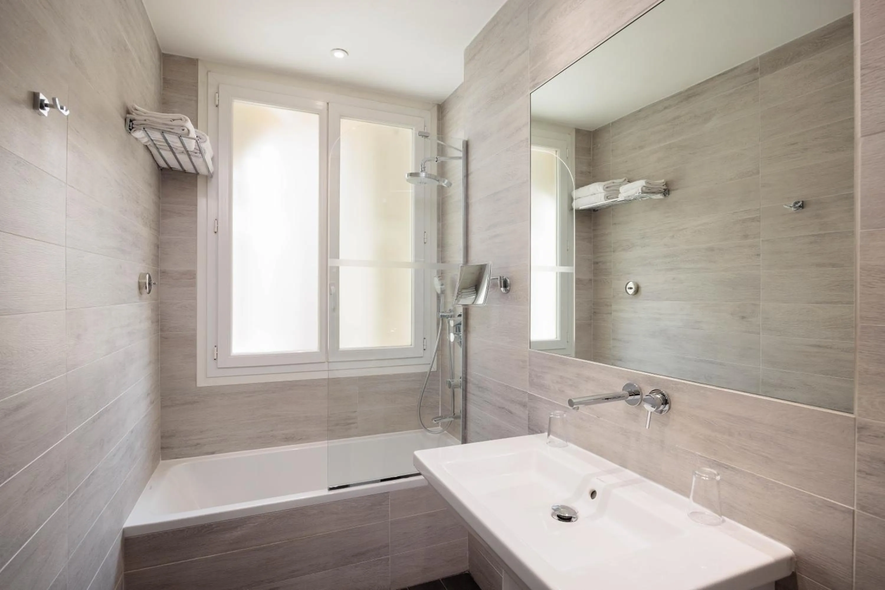 Shower in Best Western Plus Hôtel Massena Nice