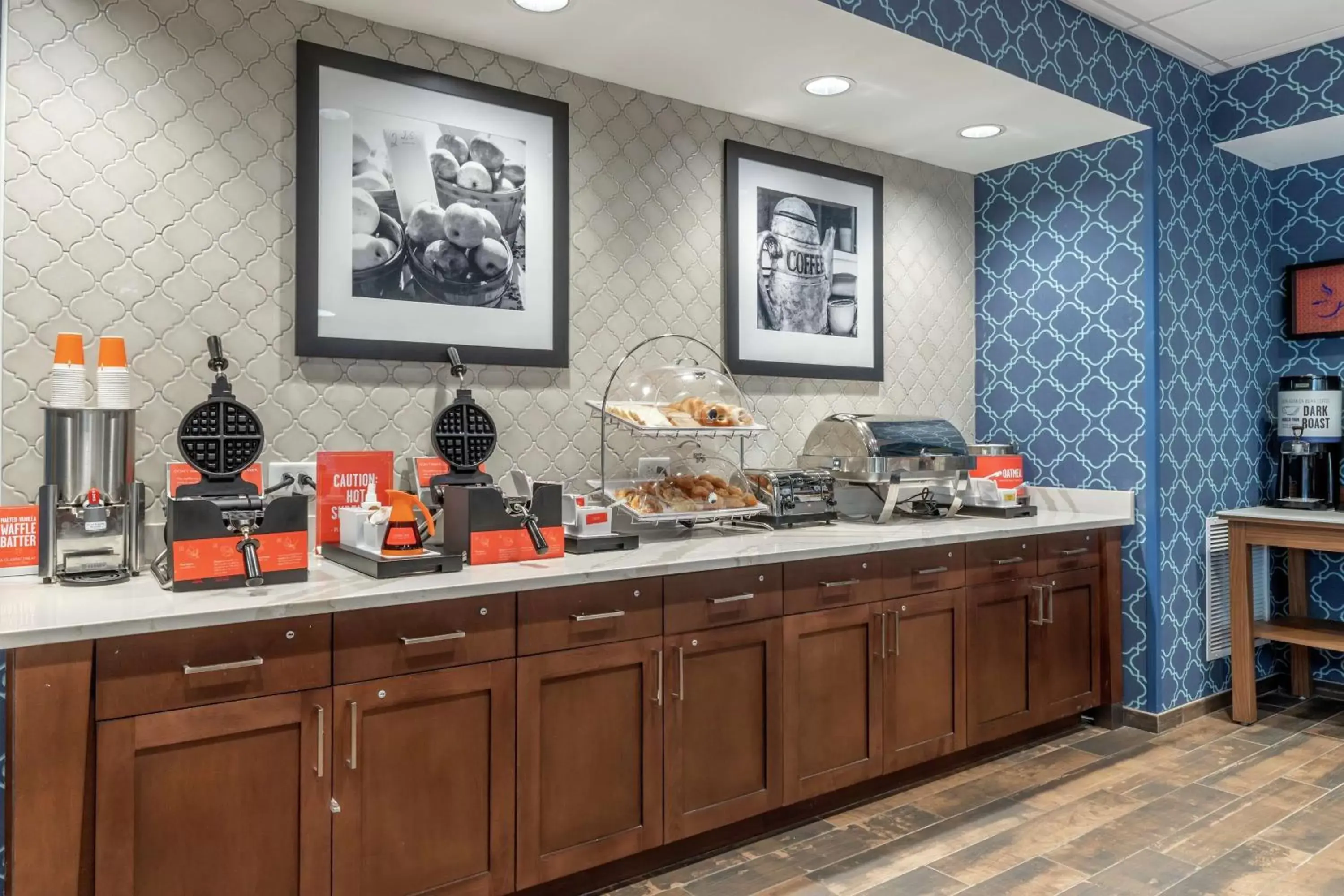 Breakfast, Kitchen/Kitchenette in Hampton Inn By Hilton Camden, Sc