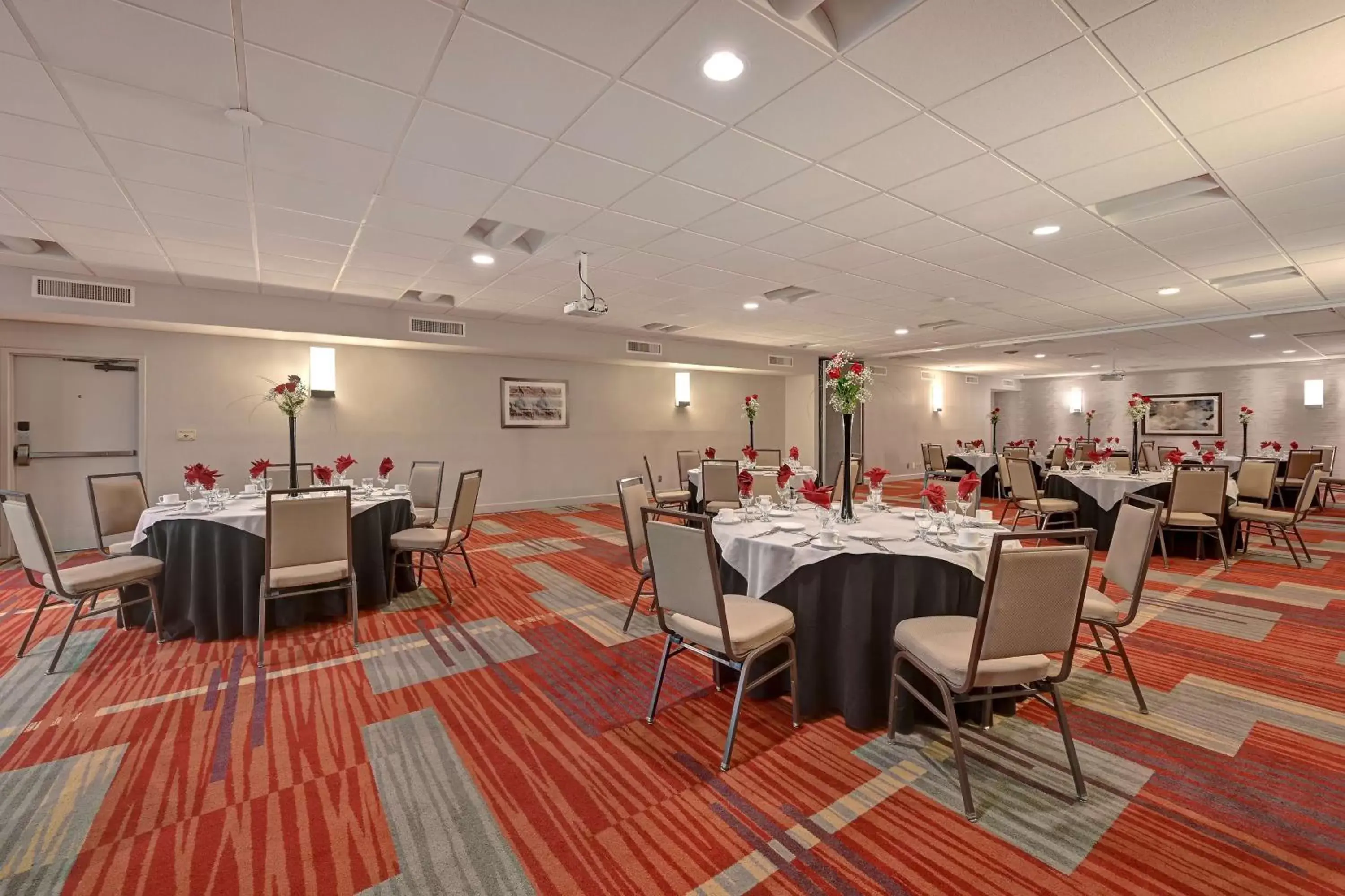 Meeting/conference room, Restaurant/Places to Eat in Embassy Suites by Hilton Colorado Springs