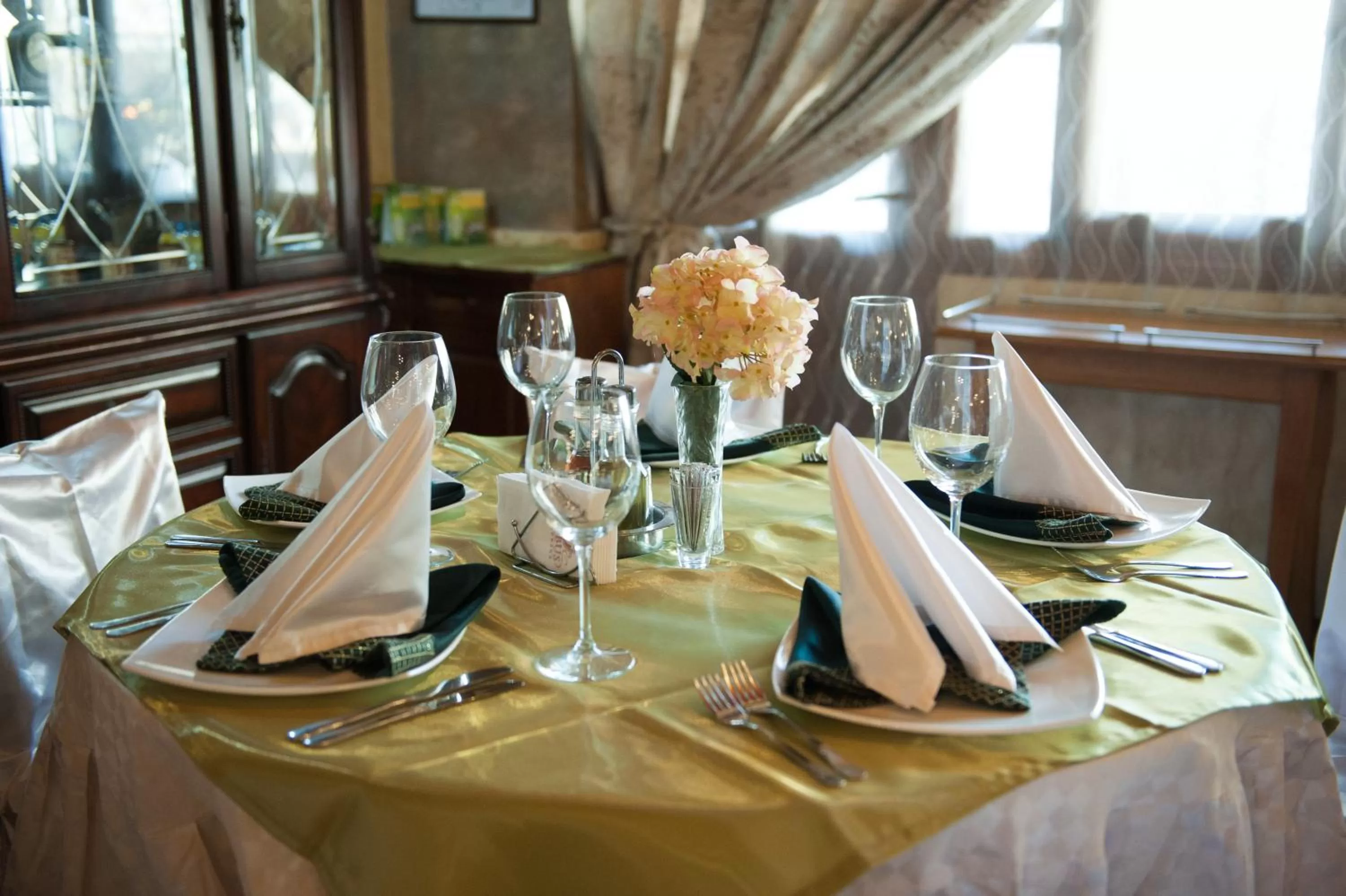 Restaurant/places to eat in Globus Hotel