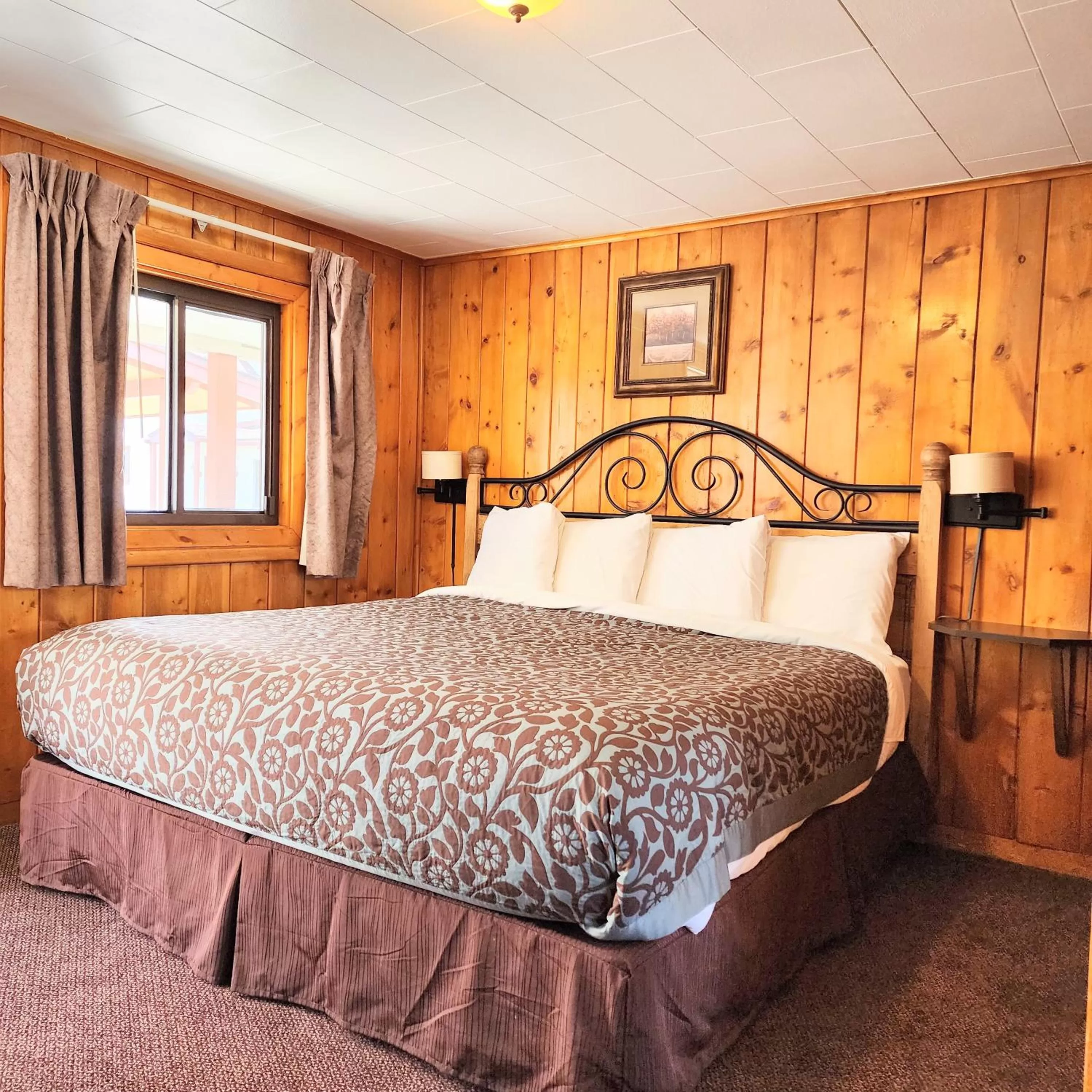 Bedroom in Canyon Motel near Rocky Mountain National Park
