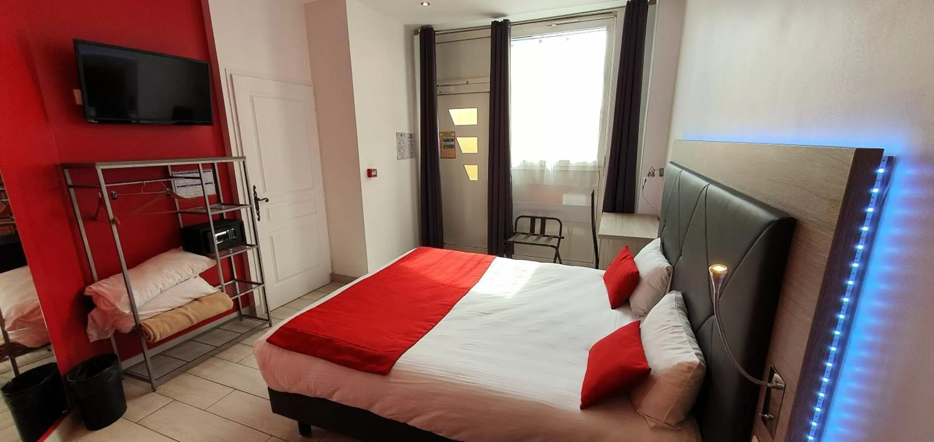 Photo of the whole room, Bed in Hôtel Port Beach