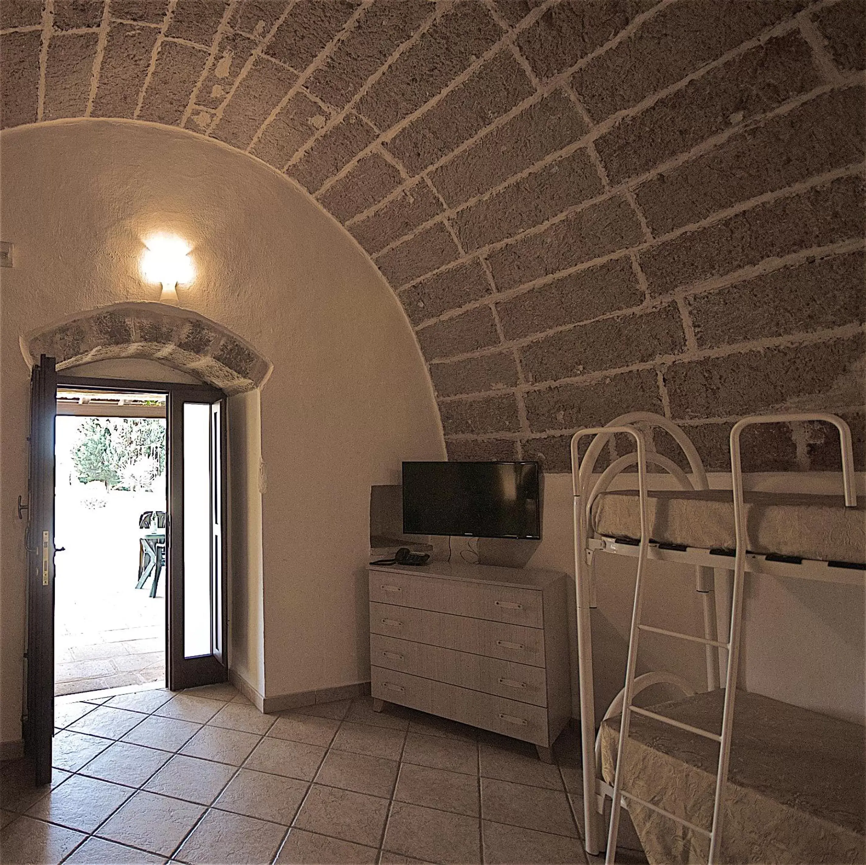 Toilet, TV/Entertainment Center in Hotel Masseria Le Pajare