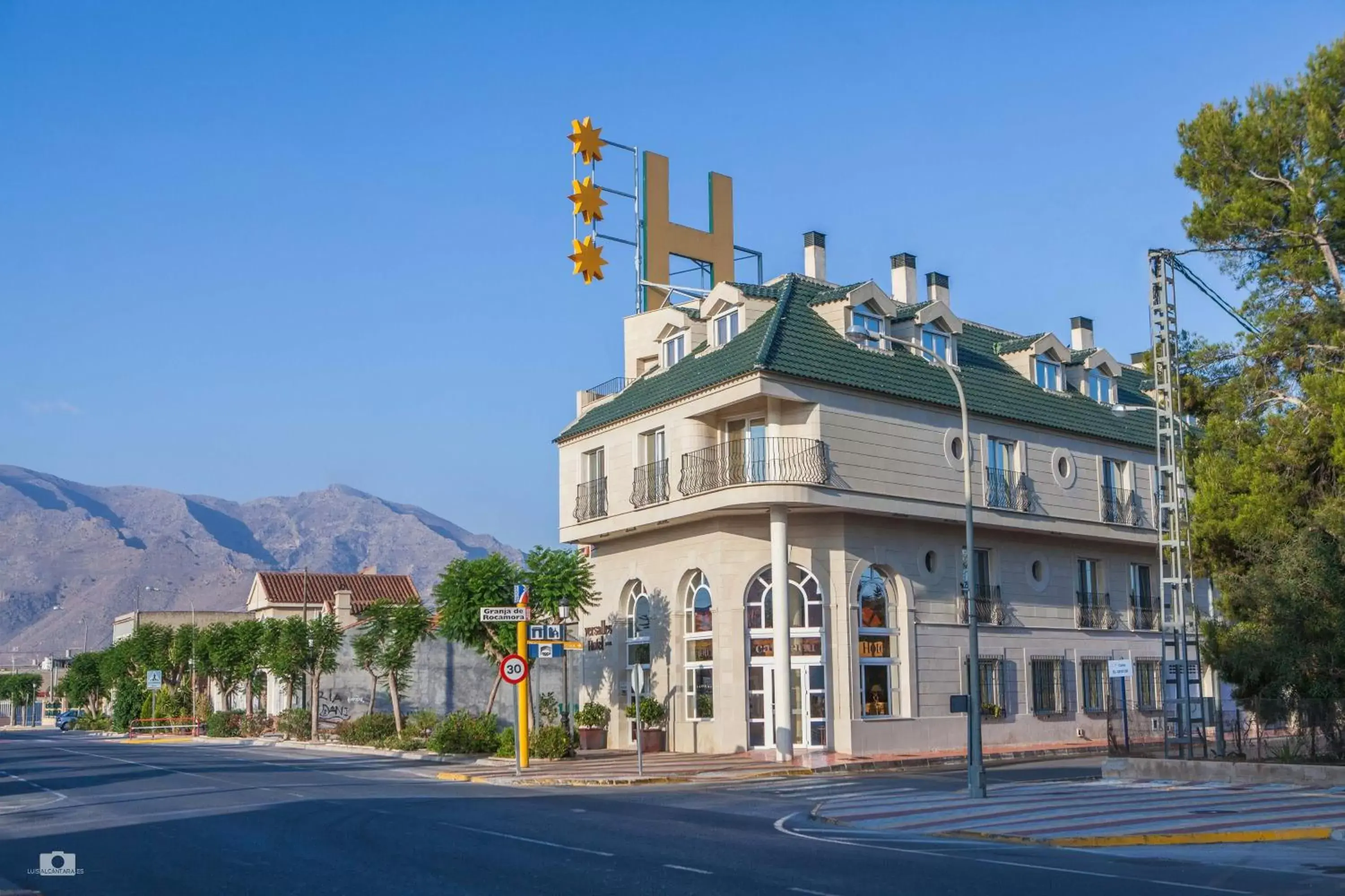 Facade/entrance, Property Building in Hotel Versalles